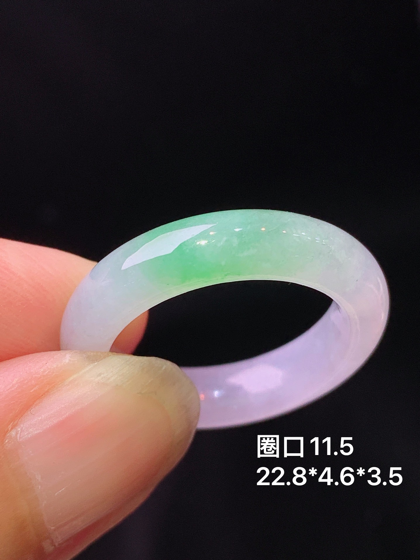 飘绿指环 玉质细腻 色泽艳丽清新 水润亮眼 圈口11.5 整体尺寸22.8*4.6*3.5 a5