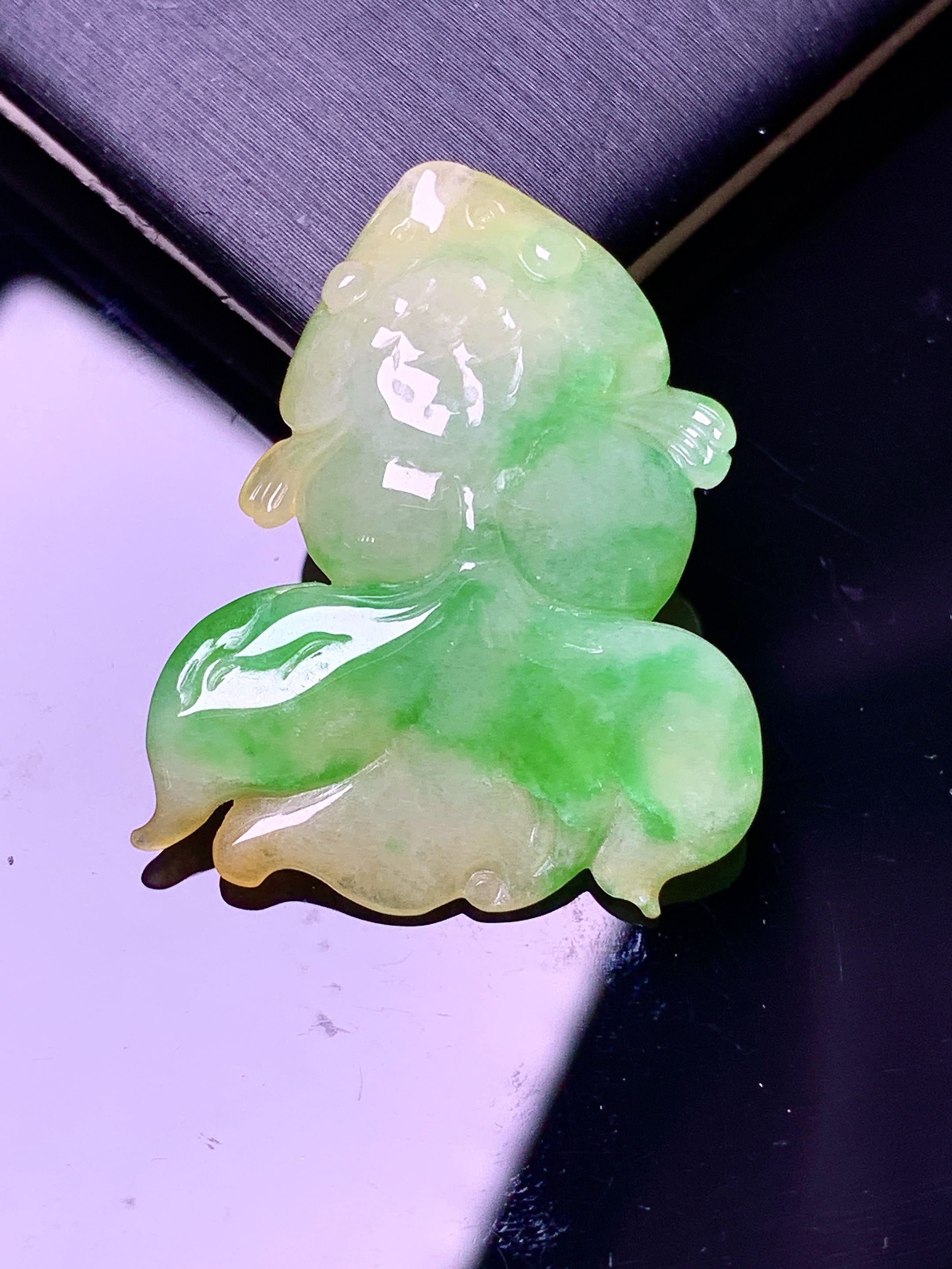 飘黄绿翡金鱼吊坠 玉质细腻 色泽艳丽清新 水润亮眼 整体尺寸30.3*27.8*6.2 a5