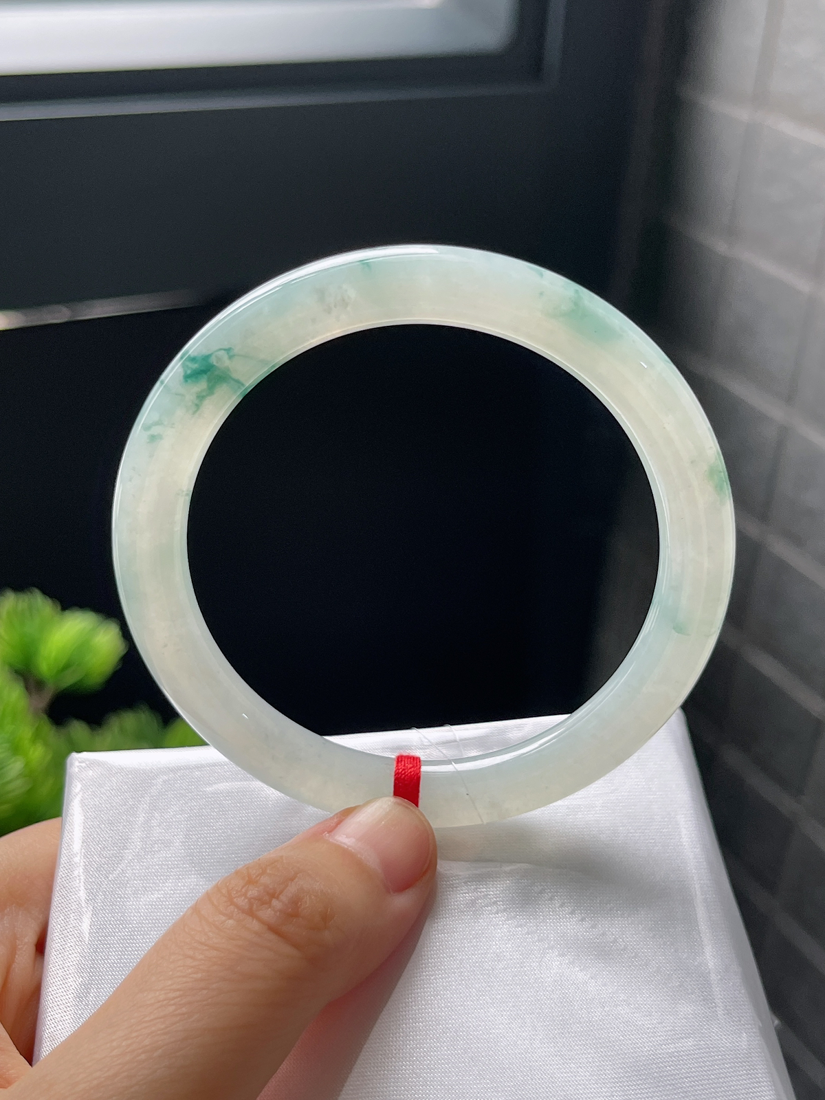 圆镯53.5圈口，翡翠冰糯种飘花手镯