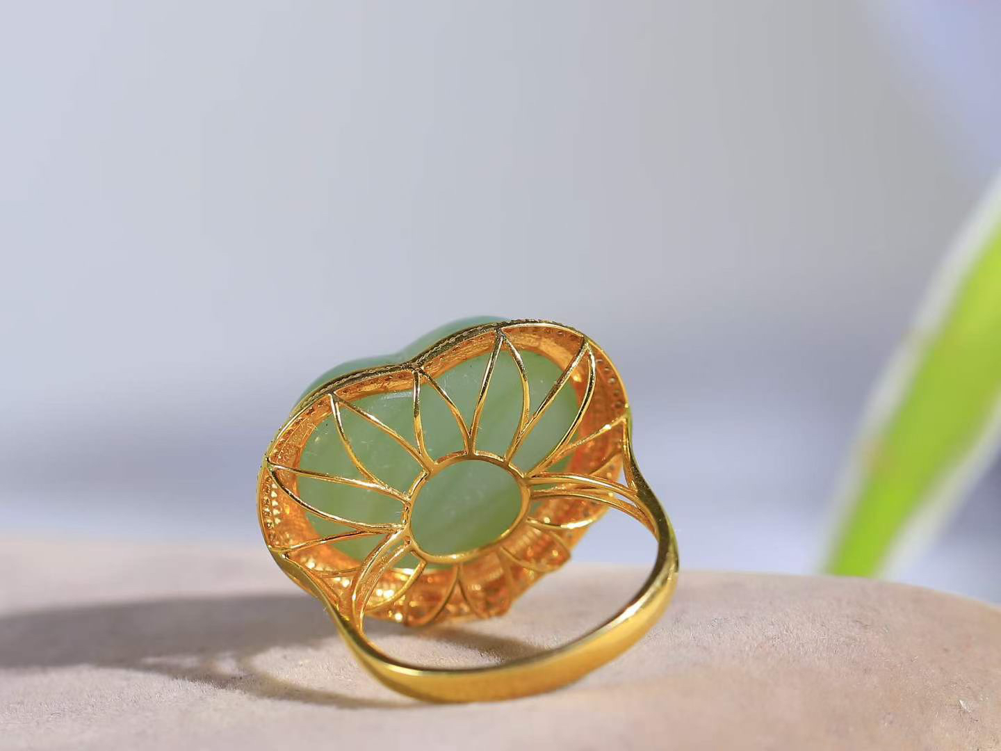 【金镶玉.心心相印.戒指】

精品️和田玉碧玉金镶玉爱心戒指 玉质细腻温润 油性十足 此件寓意获得希望与爱情，心心相印，幸福美满。 18K金镶嵌，精致时尚 （保真金 可检测贵金属18K金）重6.2克  尺寸18-15.5-18.5mm 79501976T
