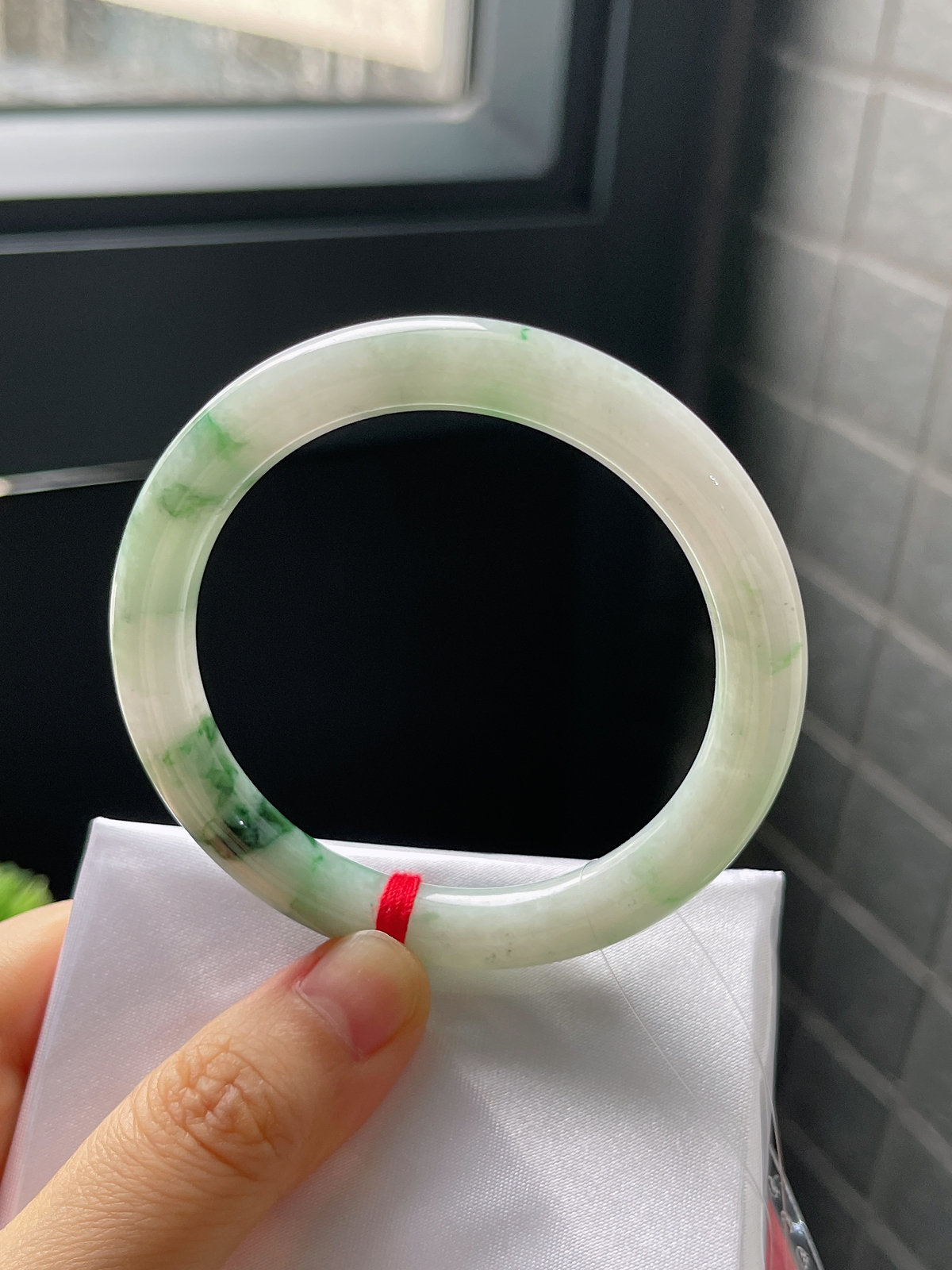 圆镯52.6圈口，翡翠糯化种飘绿手镯