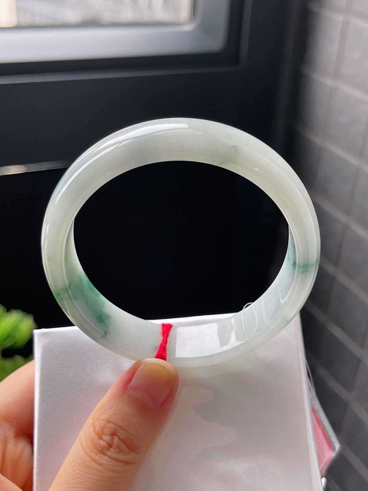 正圈57圈口，翡翠冰糯种飘绿手镯