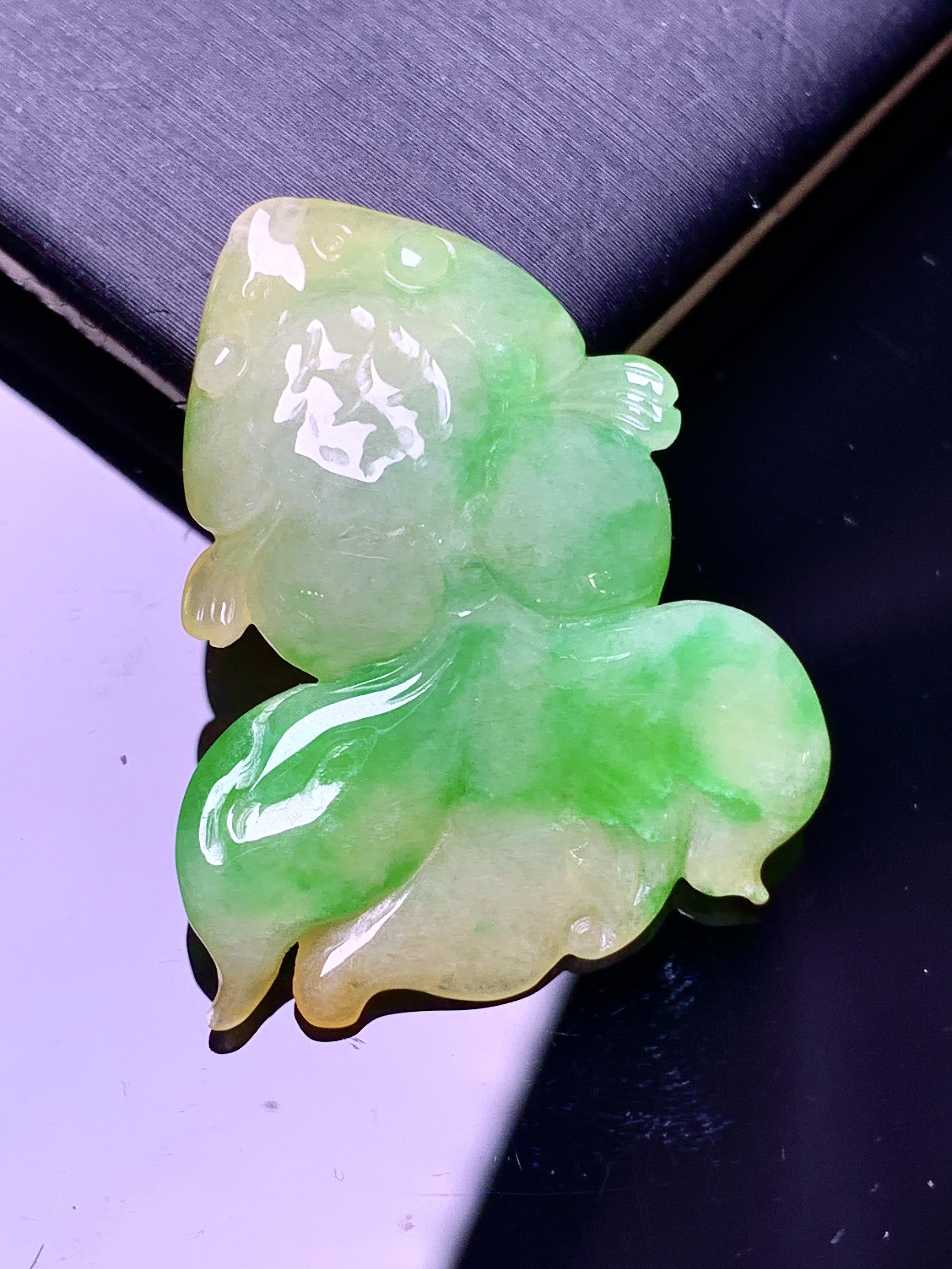 飘黄绿翡金鱼吊坠 玉质细腻 色泽艳丽清新 水润亮眼 整体尺寸30.3*27.8*6.2 a5