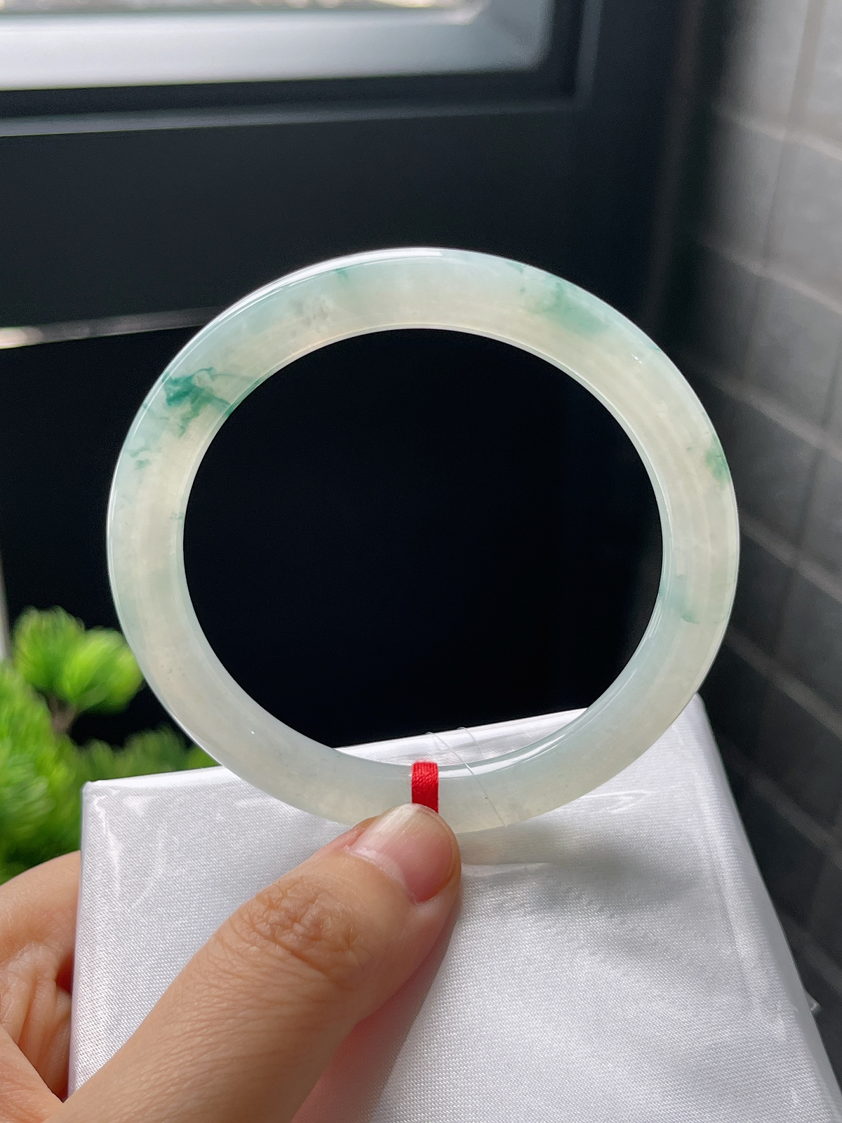 圆镯53.5圈口，翡翠冰糯种飘花手镯
