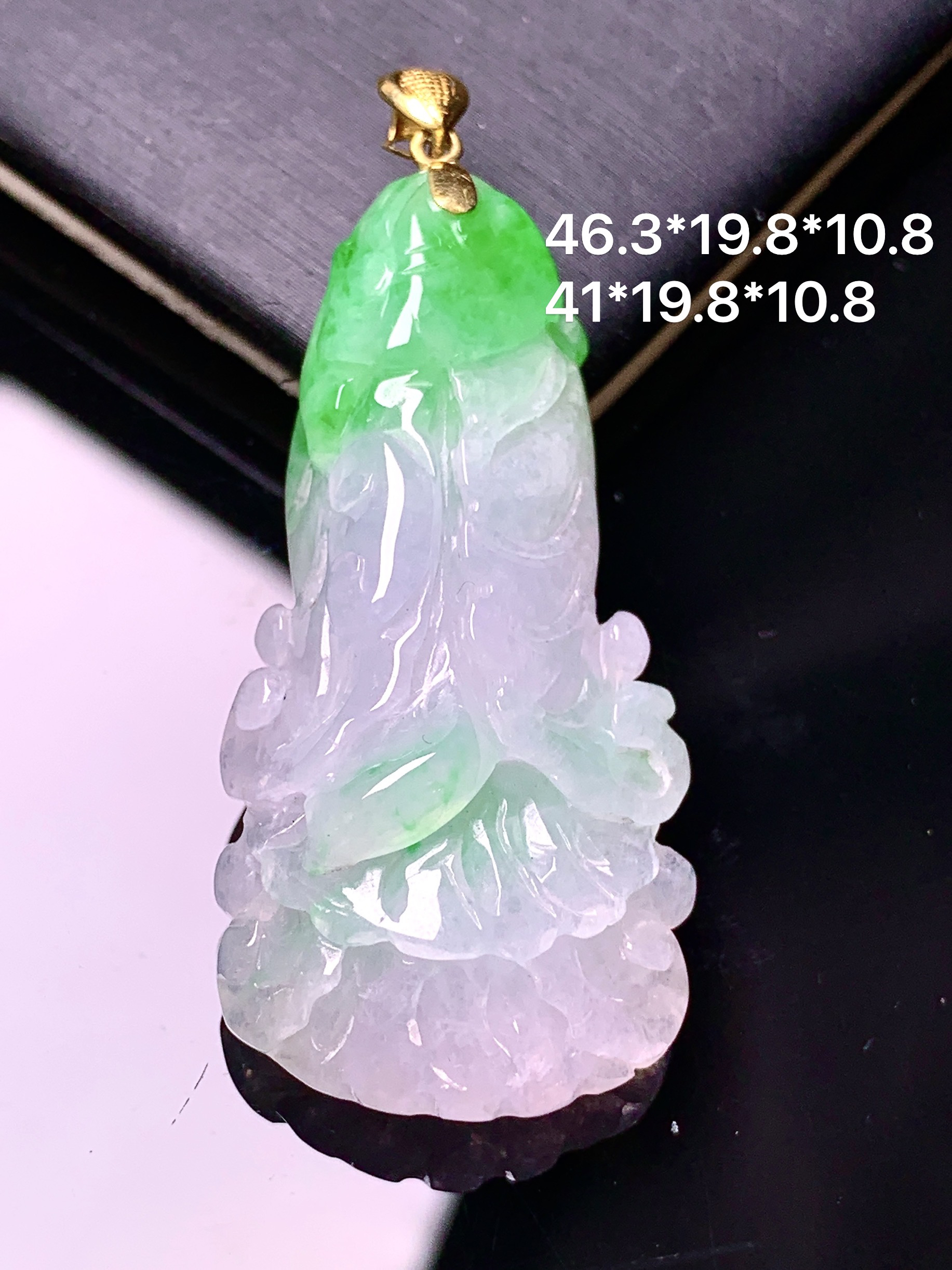 18k金镶嵌飘绿白菜吊坠 玉质细腻 色泽艳丽清新 水润亮眼 整体尺寸46.3*19.8*10.8 a5