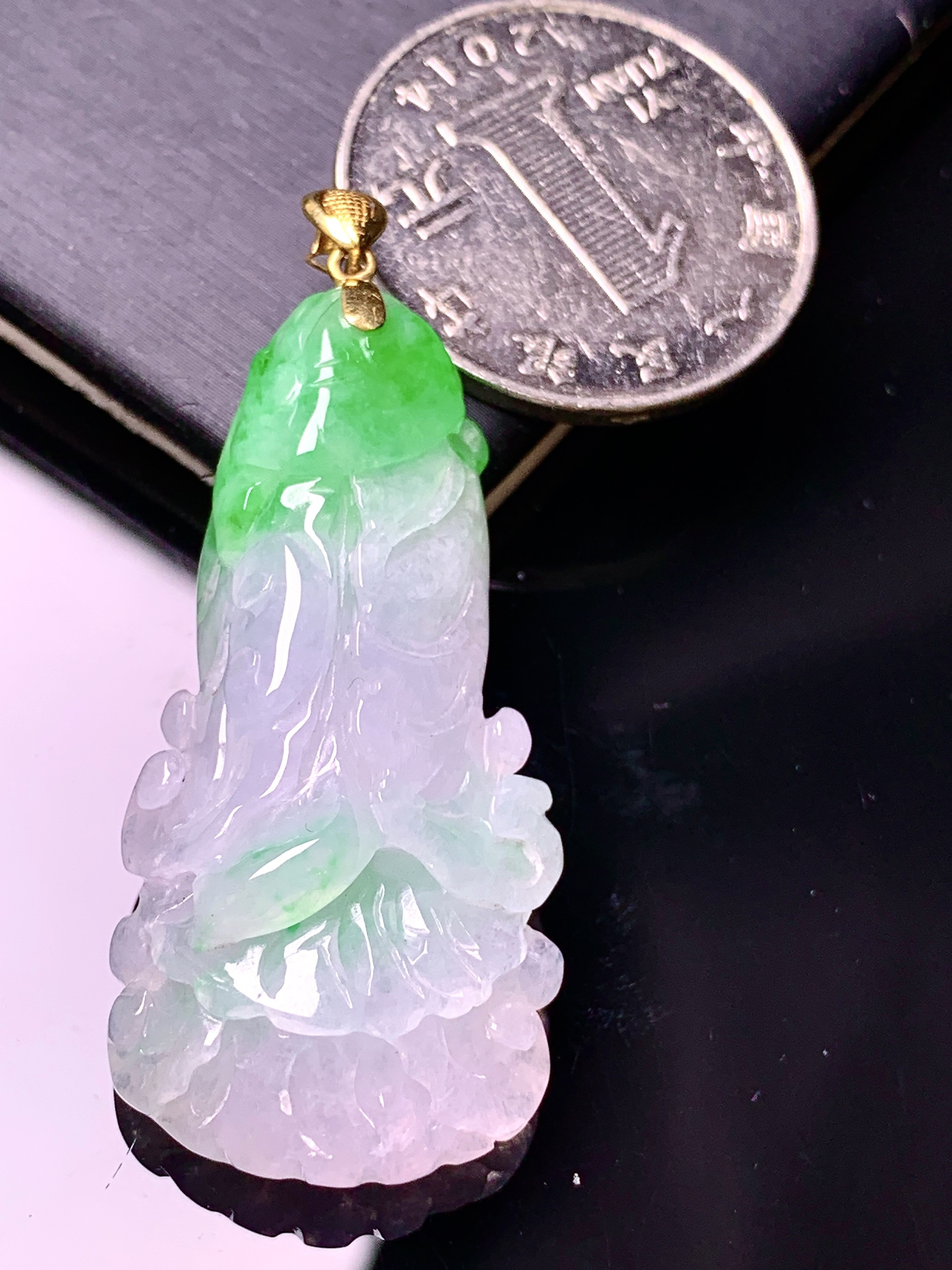 18k金镶嵌飘绿白菜吊坠 玉质细腻 色泽艳丽清新 水润亮眼 整体尺寸46.3*19.8*10.8 a5
