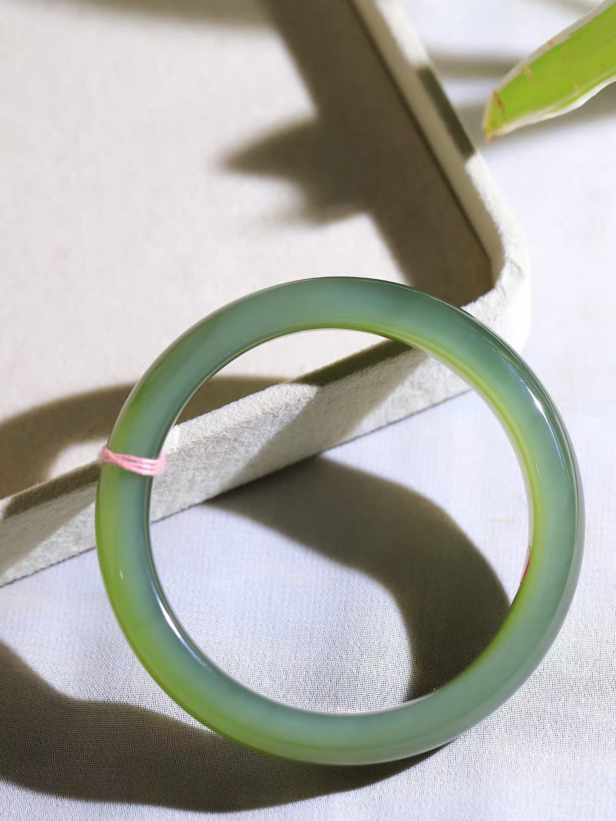【温润于心.手镯】

精品️和田玉碧玉猫眼手镯，如晴水般清澈，似晴空般纯净。每一缕纹理都诉说着大自然的馈赠，温润细腻，触手生温。佩戴它，仿佛将一片宁静的晴水湖戴在腕间，优雅从容，气质非凡。重52克  尺寸58.5-11.9-8.7mm  55501900T