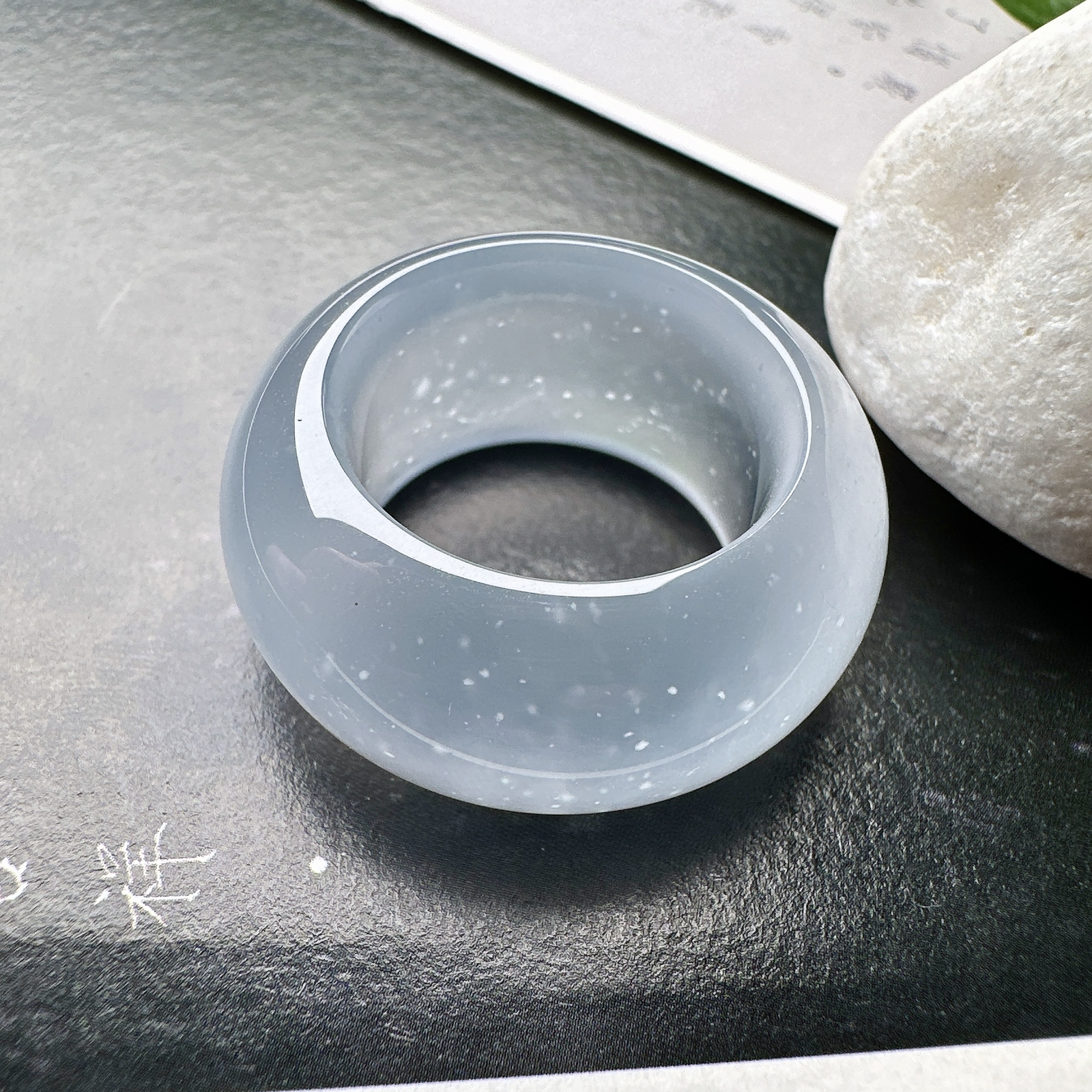 【玻璃种轮胎戒圈】老坑雪花棉，难得的冰润度，难得的好颜色，韵味十足，古色古香。也可当甜甜圈佩戴