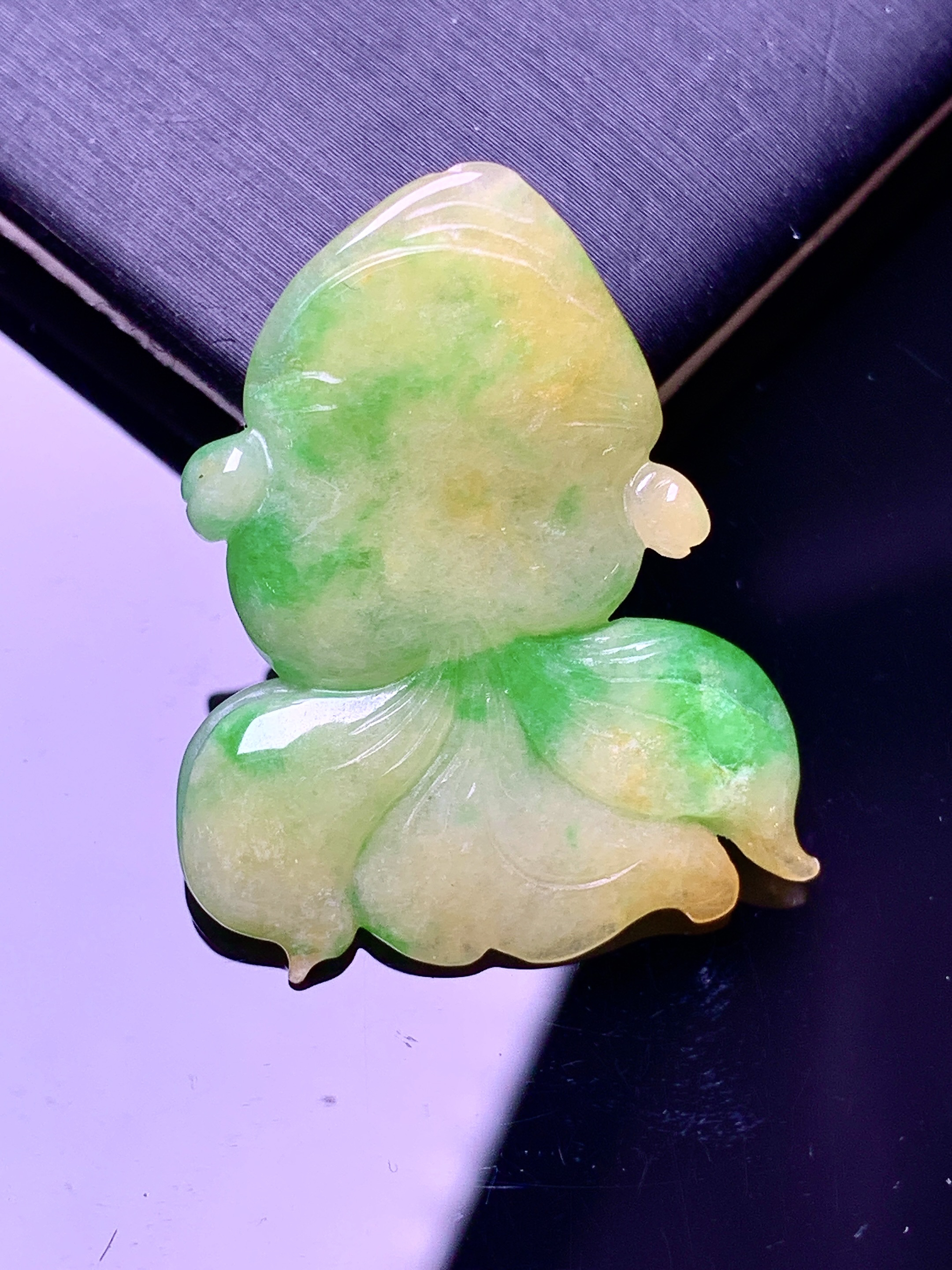 飘黄绿翡金鱼吊坠 玉质细腻 色泽艳丽清新 水润亮眼 整体尺寸30.3*27.8*6.2 a5