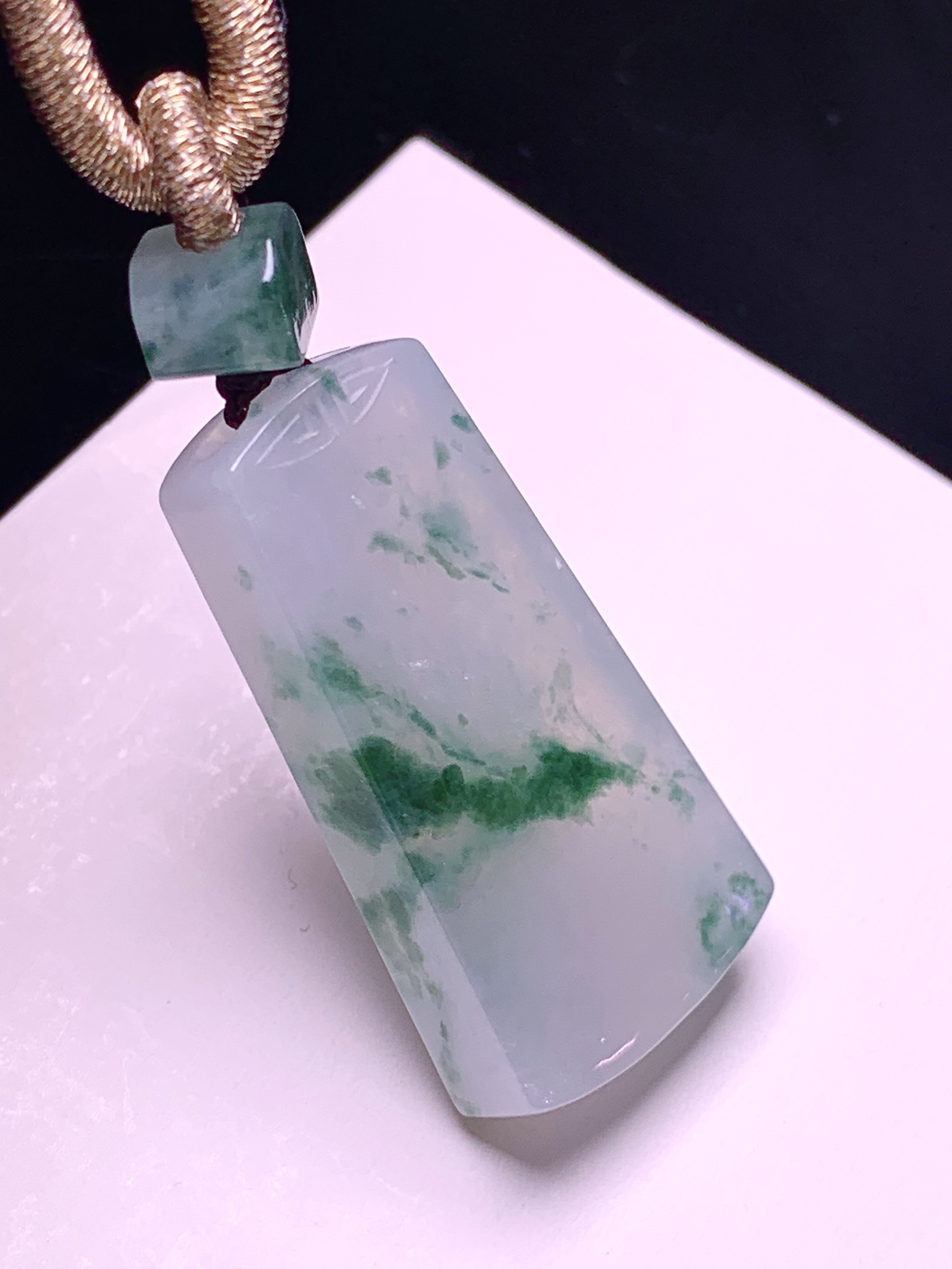 飘绿无事牌吊坠 玉质细腻 色泽艳丽清新 水润亮眼 整体尺寸31.8*16.7*5.8 e1