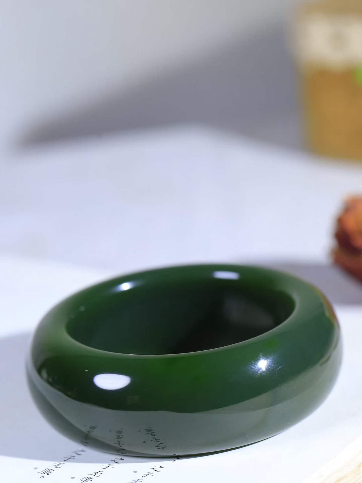 （碧色荡漾.手镯）

收藏级臻品和田玉碧玉轮胎手镯，灼灼其华想像靓妆淡伫 ，腕间绿意跳脱冰壶莹，坐间静对，姑射仙姿潇洒处，艳冶最奇料子油润滋腻镯型饱满，手感上佳。重177.5克   内径56.5mm尺寸26-12.6mm  24501913T