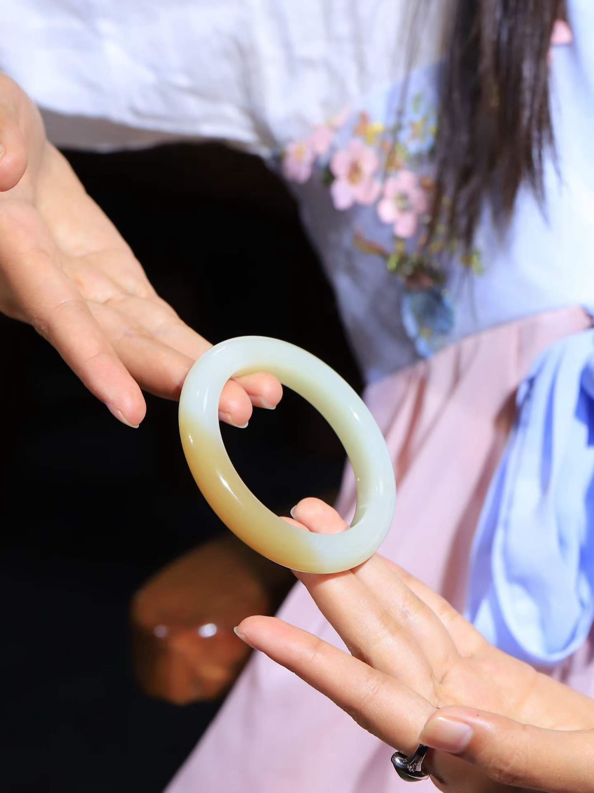 【暖玉生香·手镯】

精品和田玉糖白玉手镯，质地油润细腻，色泽高贵典雅，镯型古朴典雅。在诗情画意的雨巷相遇，你是我腕间的一抹风情，有你眸有深情，清风荡漾湖间静水，我愿俯身低眉，在烟波涟漪处，寻你深情倩影。内径58mm尺寸12-10.7mm重67克  69501958A