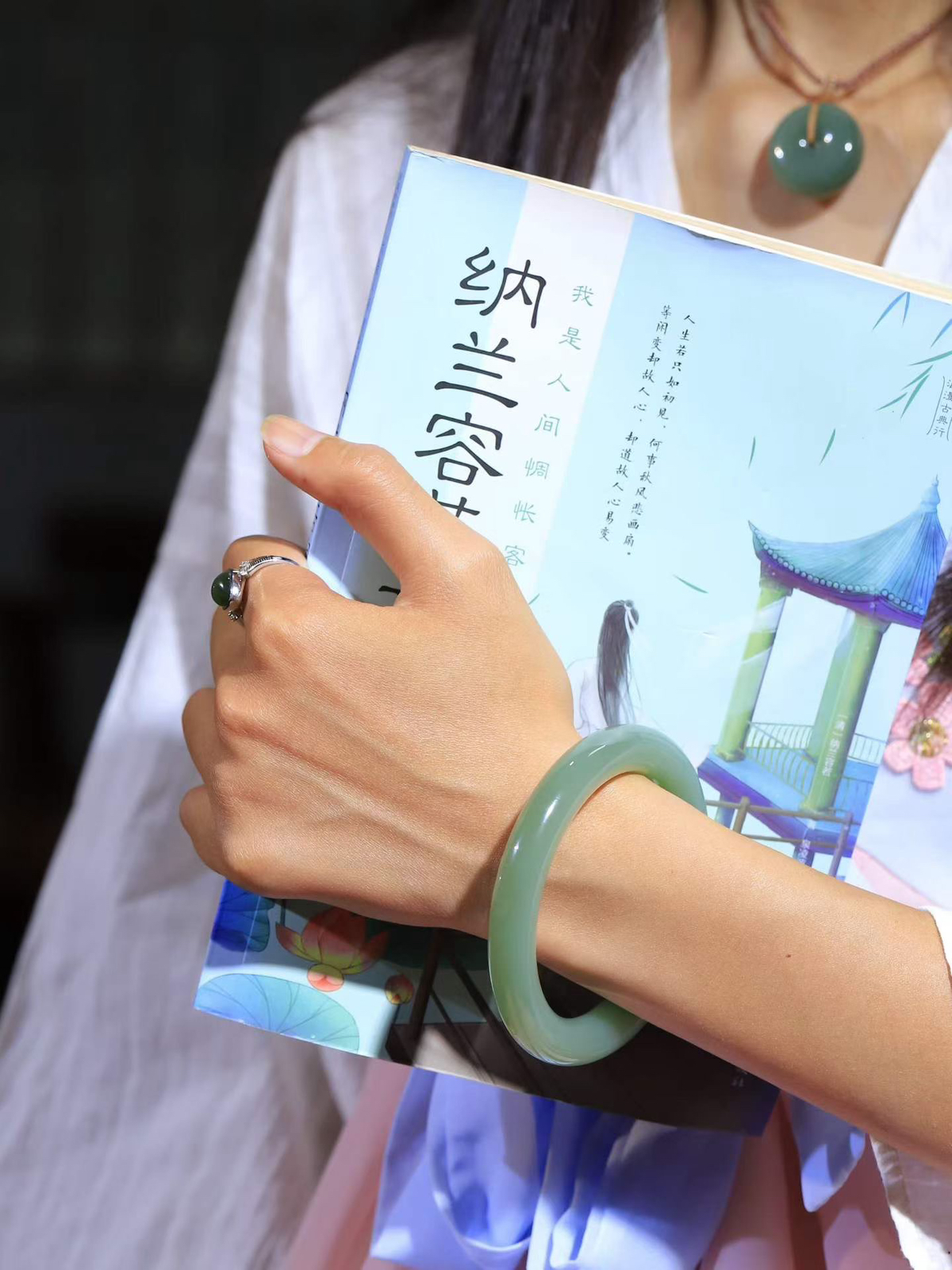 【玉佳人·手镯】

收藏级臻品️和田玉碧玉圆条手镯 ，玉质细腻油润，做工细致精美，端庄素雅，亭亭玉
