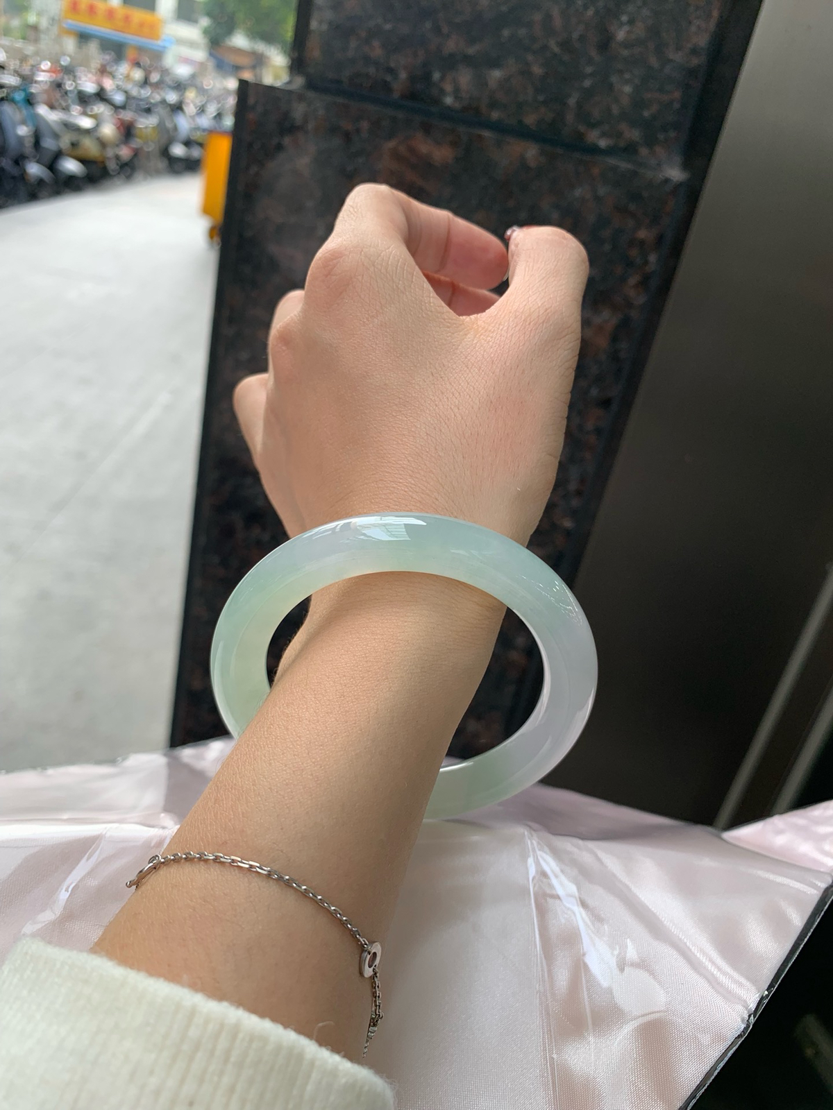 冰晴绿圆条
57-10.8-11
无暇，底妆冰润细腻，满圈淡雅晴绿，像初春嫩芽落入清泉，均匀柔和，抬眼就是一片宁静感