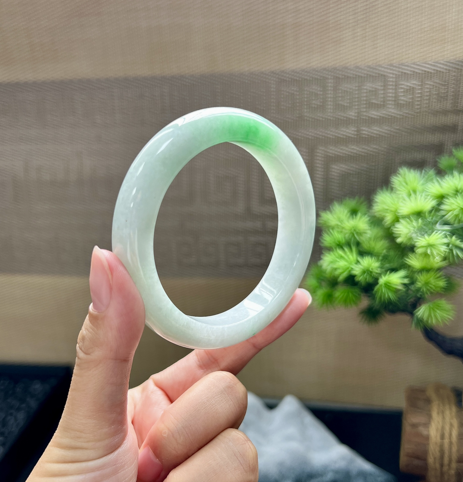 57圈口正圈飘绿翡翠手镯