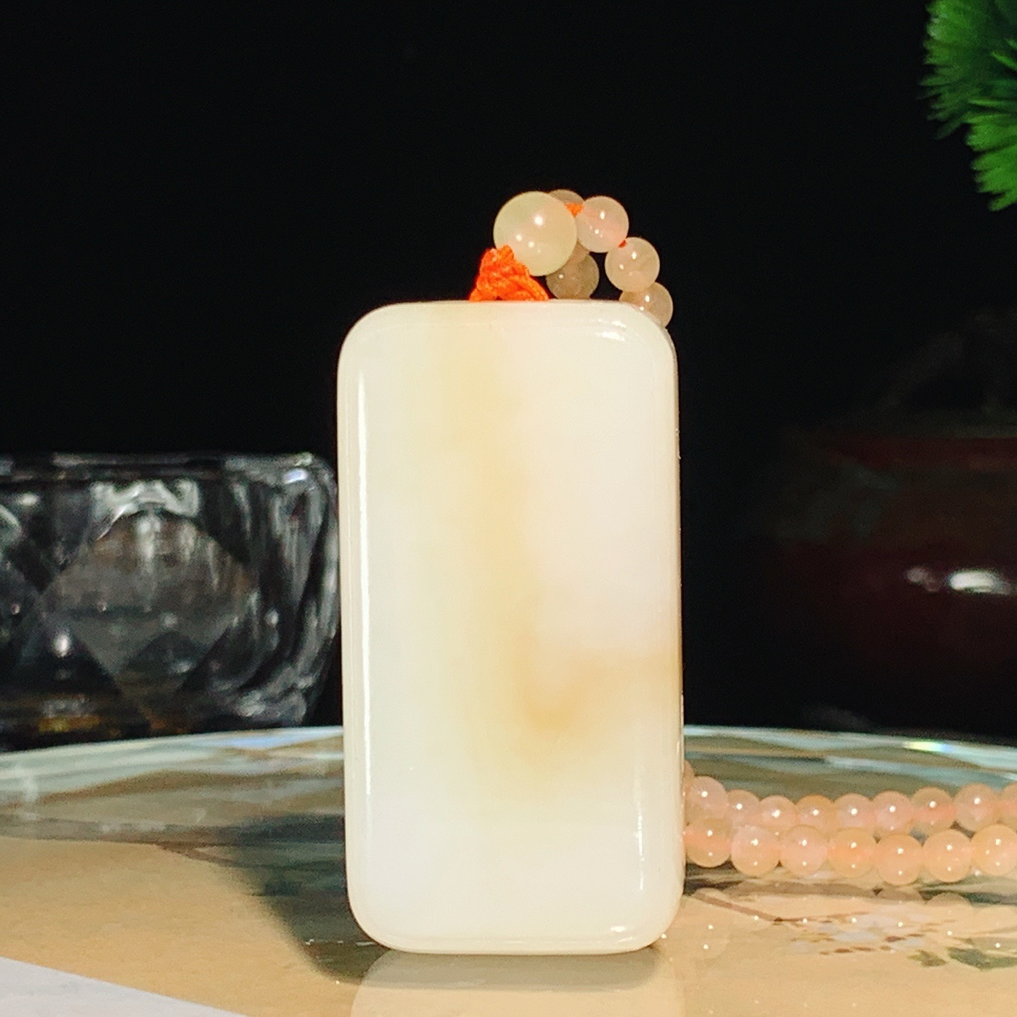 新疆和田玉且末糖平安无事牌挂件。尺寸46/24/12重51克 玉质细腻油润。手推出油。佩戴高端典雅。lt260520