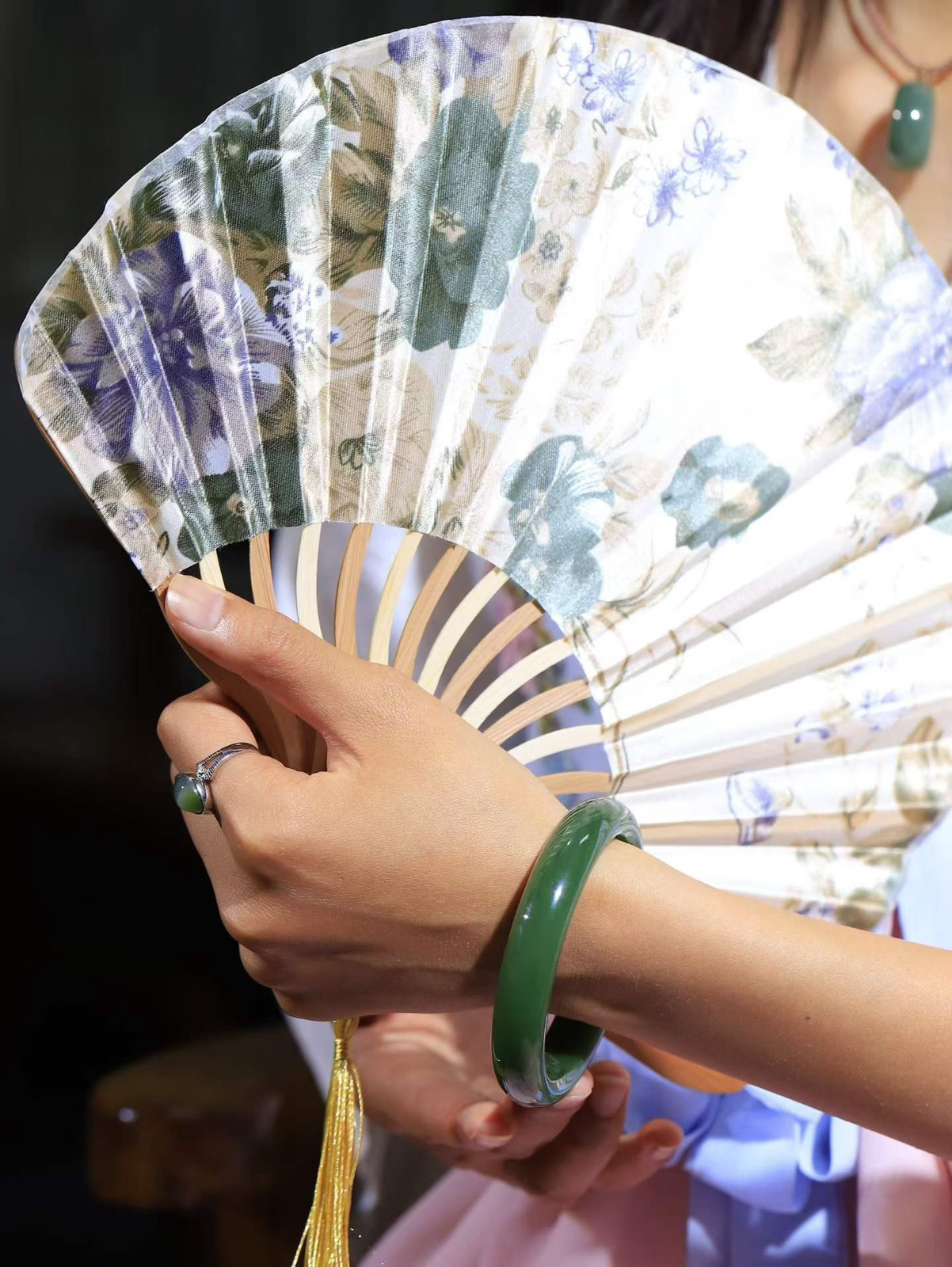 （温柔雅致.手镯）

精品️和田玉碧玉手镯。镯型饱满，温润细腻，脂润沁香。️执一卷书，沏一盏茶，着一袭裙，戴一只镯。淡淡浅笺，素心若兰，静赏玉中诗画。悠悠岁月，芊手轻摘，盛满诗样芳华。重57.5克   尺寸59.5-12.7-8.3mm    FDA-32501900