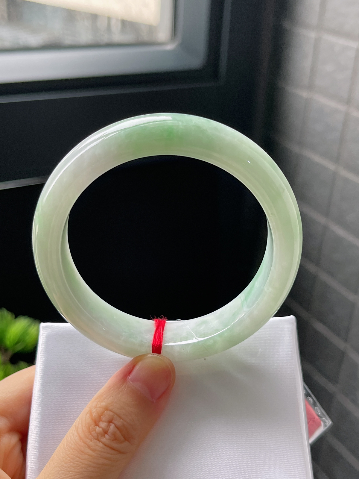 正圈55.8圈口，翡翠糯化种淡绿色手镯