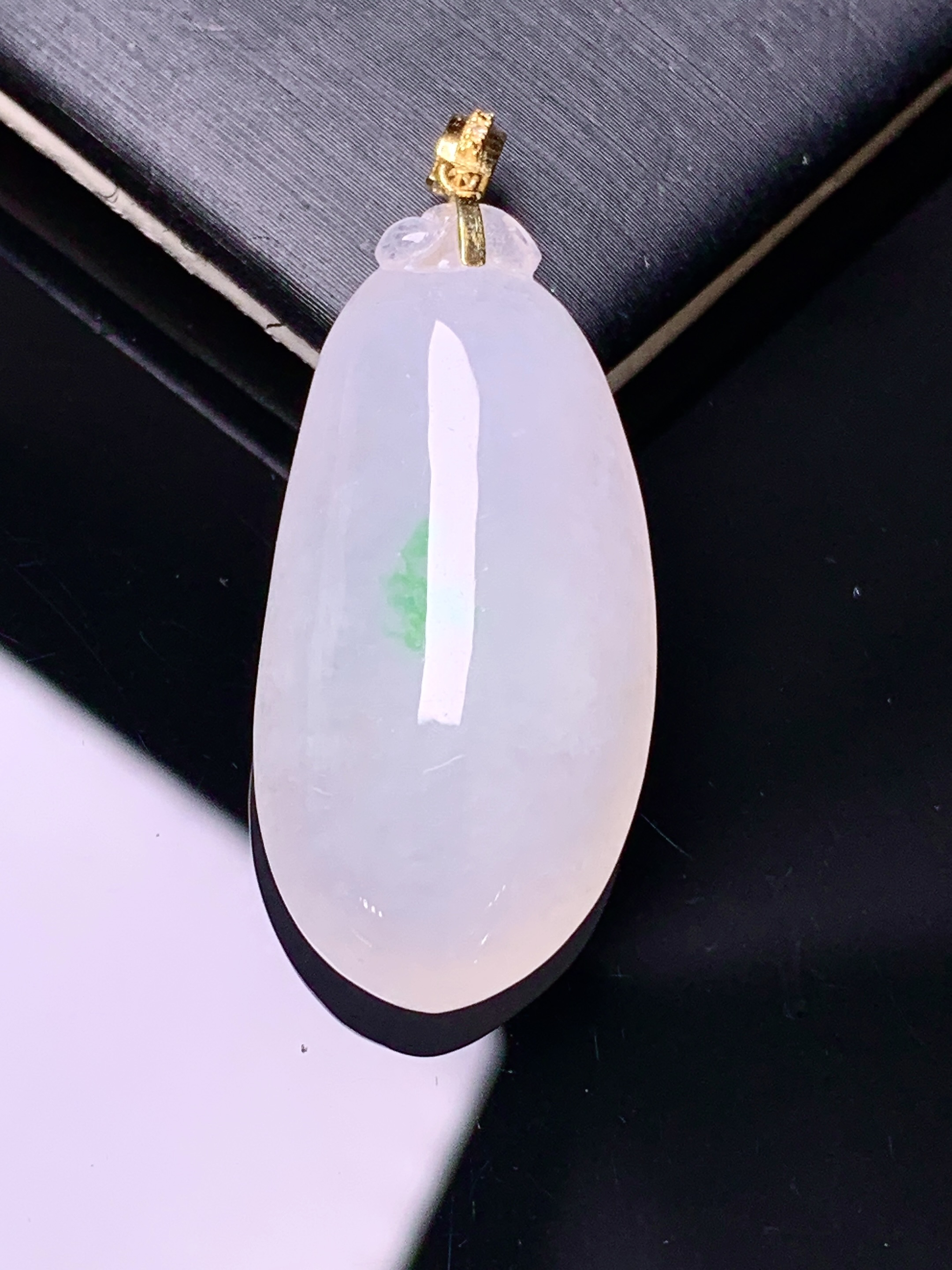 18k金镶嵌飘绿福瓜吊坠 玉质细腻 色泽艳丽清新 水润亮眼 整体尺寸36.5*15.5*8.5 y6