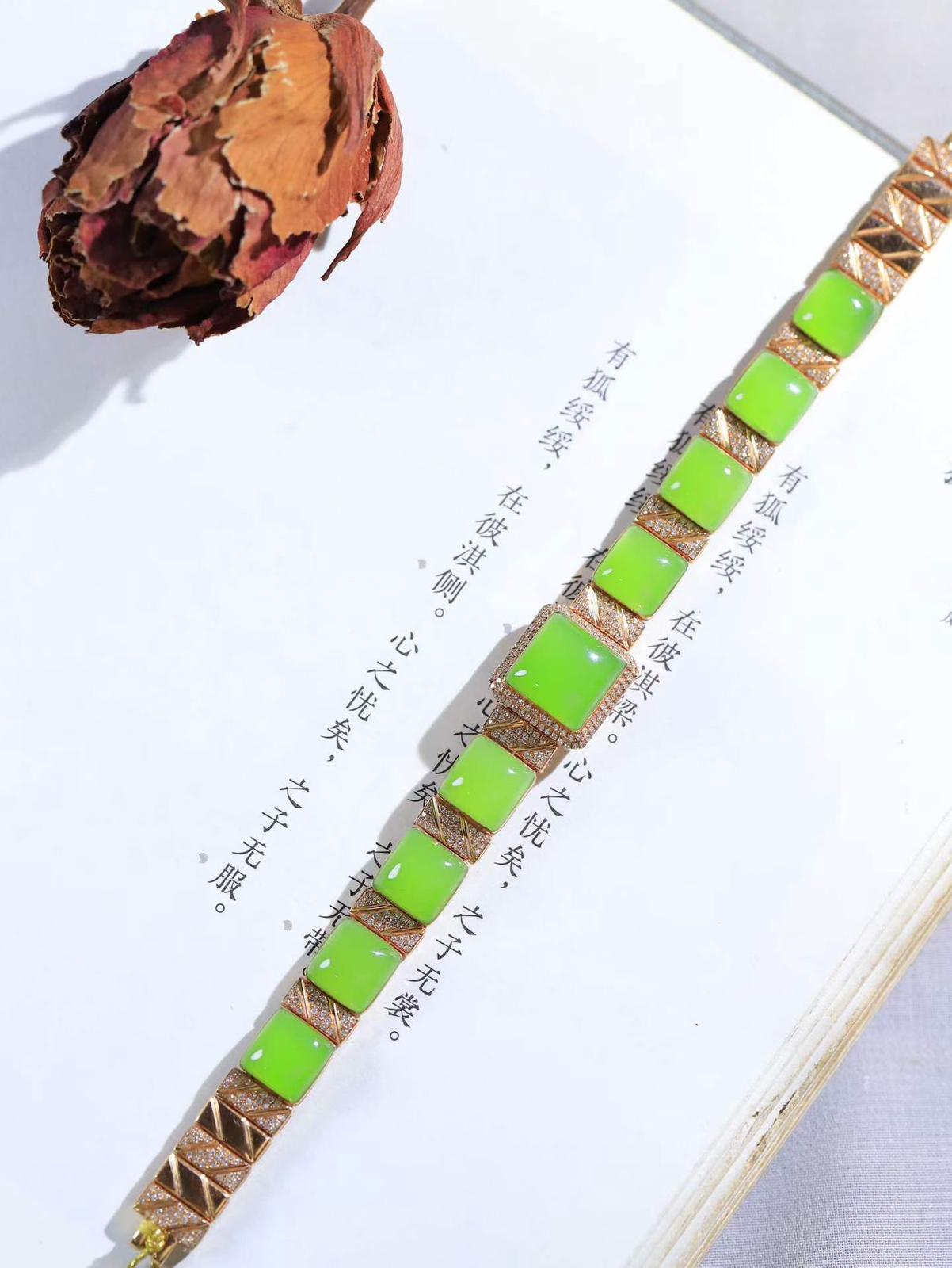 【金镶玉.手链】

收藏级臻品️18K金镶嵌和田玉碧玉手链，以珍稀之礼，寄永恒之愿  护佑身心康泰