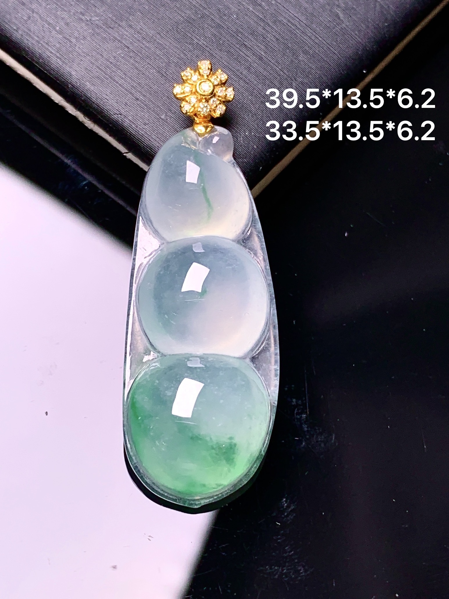 18k金钻镶嵌冰种飘绿四季豆吊坠 玉质细腻 色泽艳丽清新 水润亮眼 整体尺寸39.5*13.5*6.2 a5