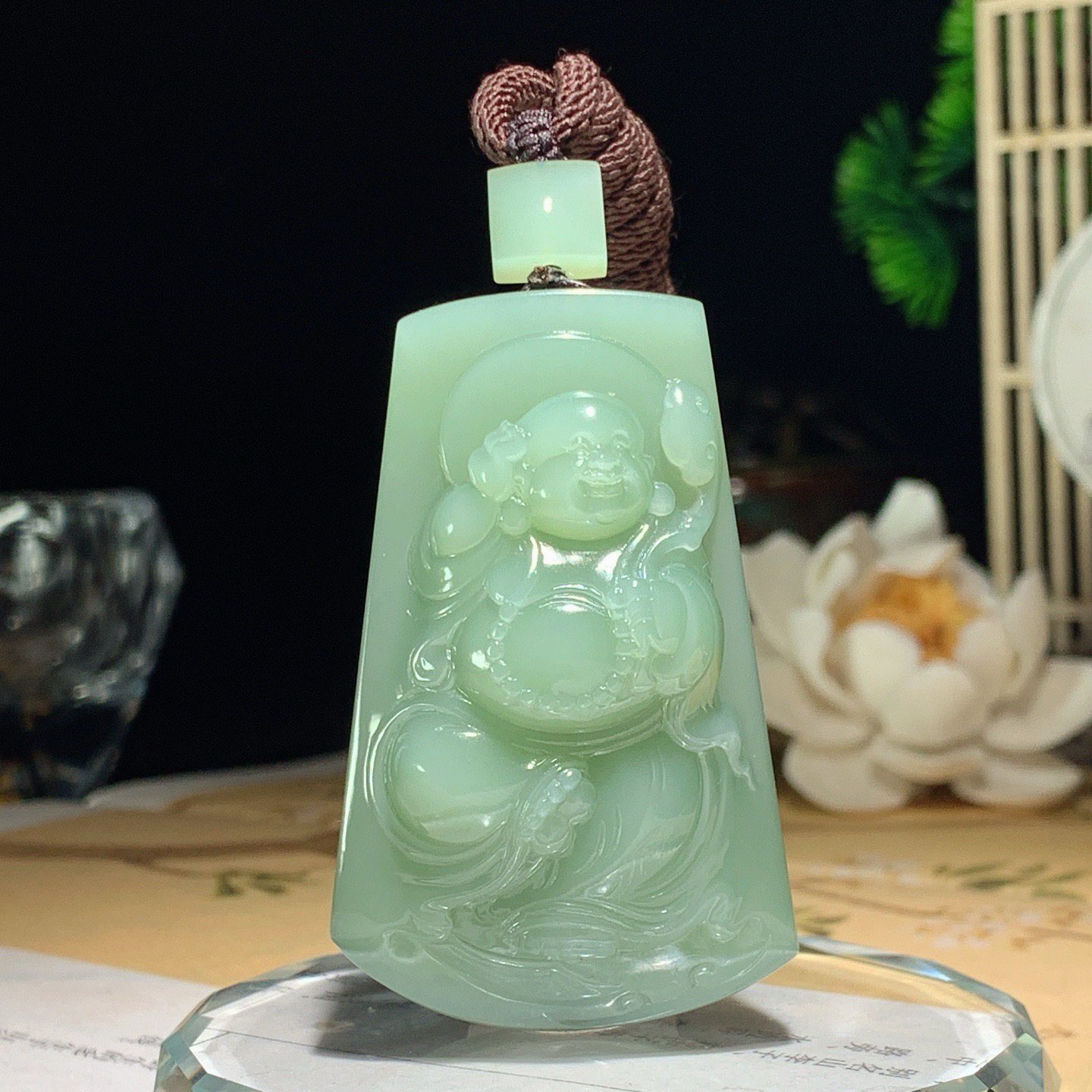 和田玉高冰粉青俄罗斯碧玉佛引福来挂件！尺寸54/33/16重49克。玉质细腻油润。手推出油。佩戴高端
