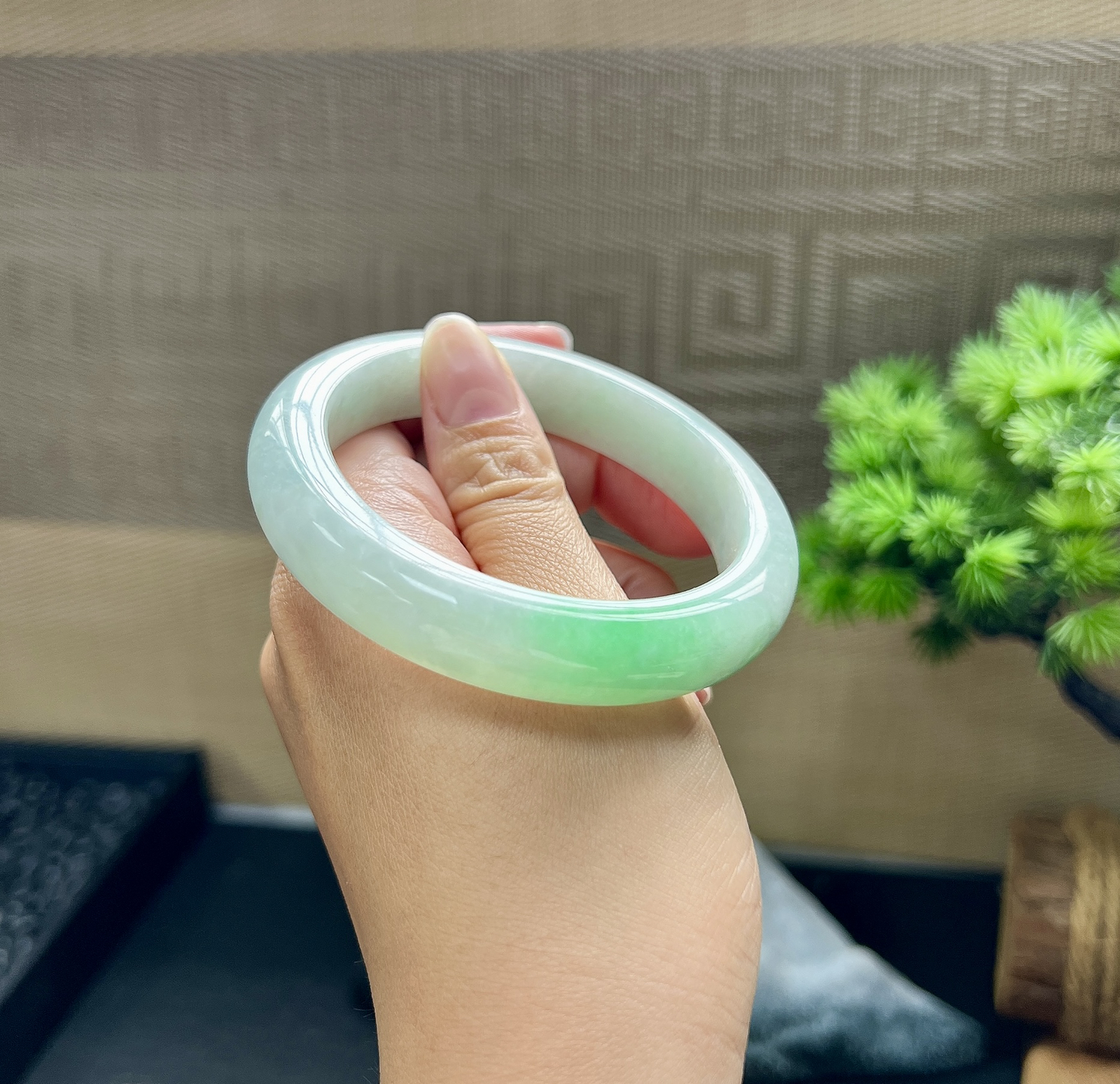 57圈口正圈飘绿翡翠手镯