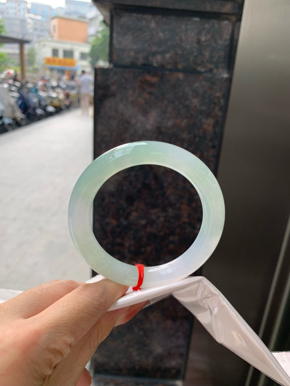 冰晴绿圆条
57-10.8-11
无暇，底妆冰润细腻，满圈淡雅晴绿，像初春嫩芽落入清泉，均匀柔和，抬眼就是一片宁静感