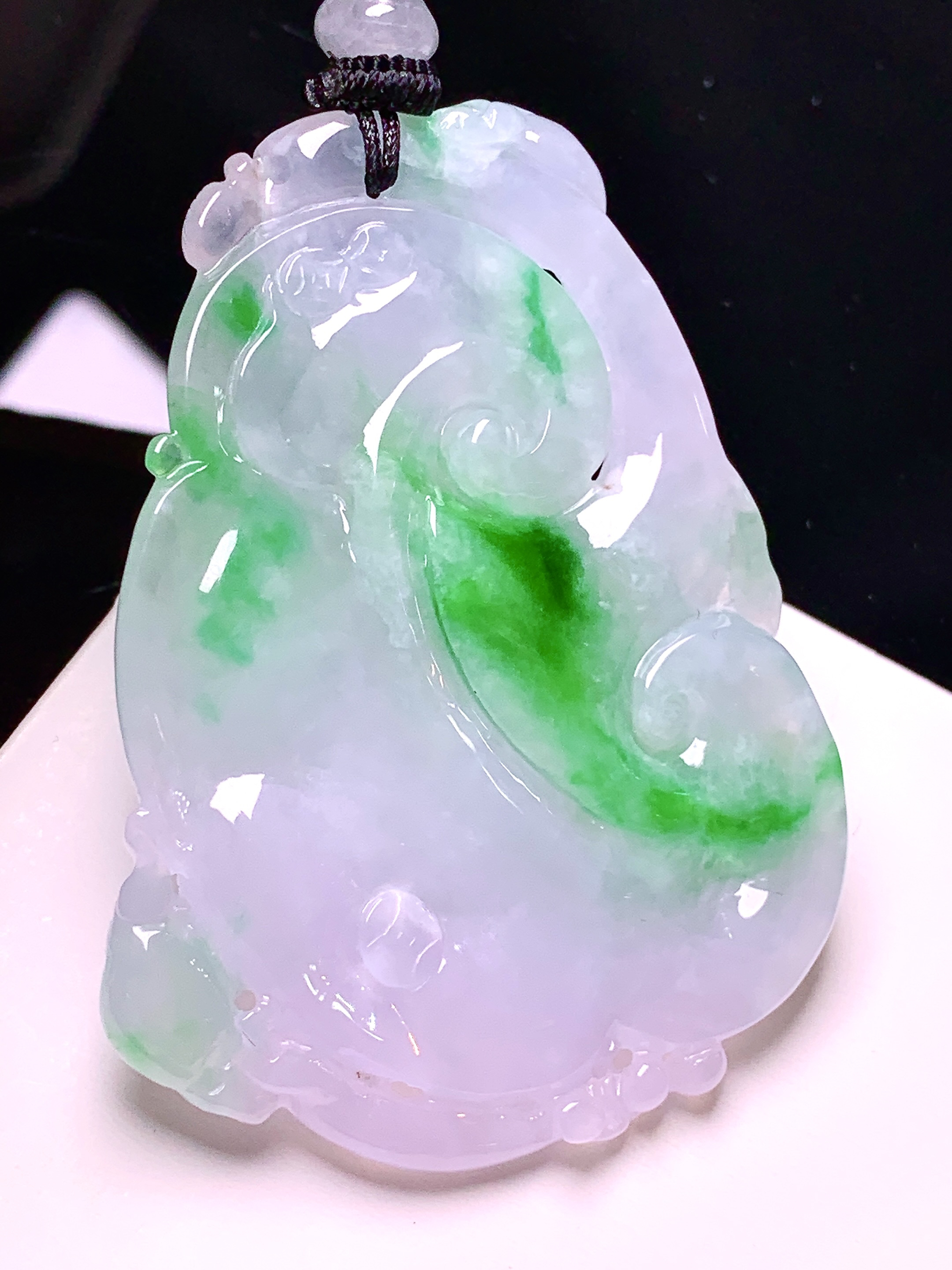 飘绿如意吊坠 玉质细腻 色泽艳丽清新 水润亮眼 整体尺寸56.5*41.8*5.6 w1