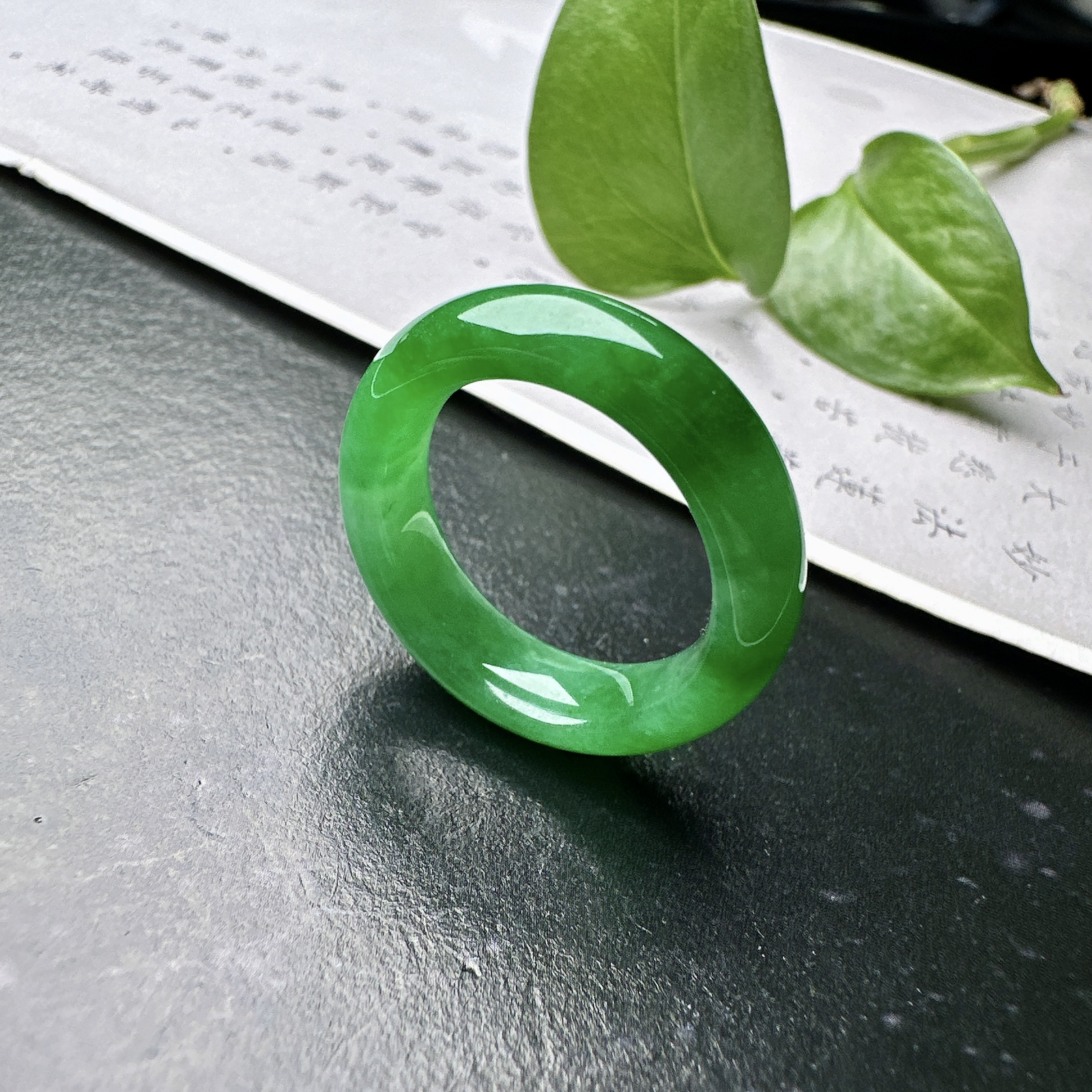 【冰种满绿戒圈】难得的冰润度，难得的好颜色，韵味十足，古色古香。也可吊坠佩戴