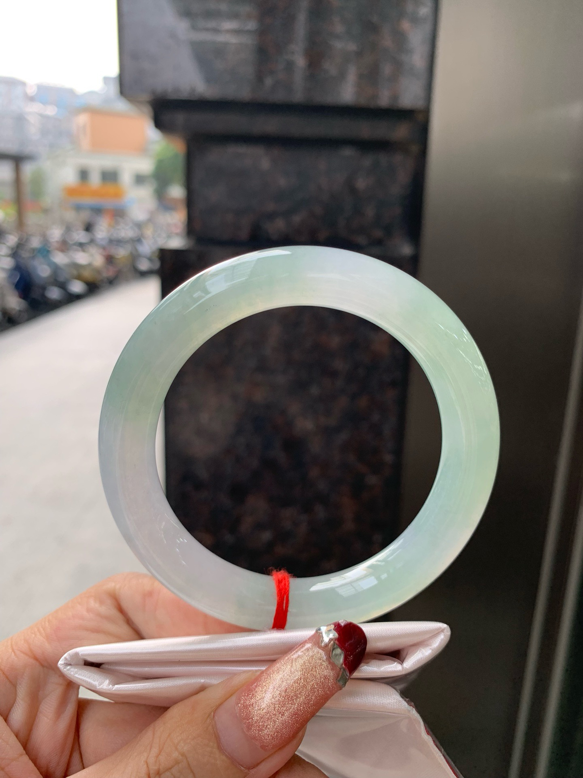 冰晴绿圆条
57-10.8-11
无暇，底妆冰润细腻，满圈淡雅晴绿，像初春嫩芽落入清泉，均匀柔和，抬