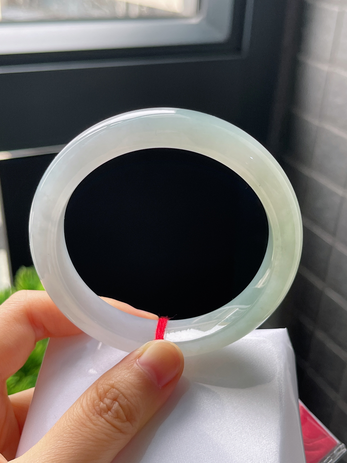正圈57圈口，翡翠冰糯种淡绿色手镯