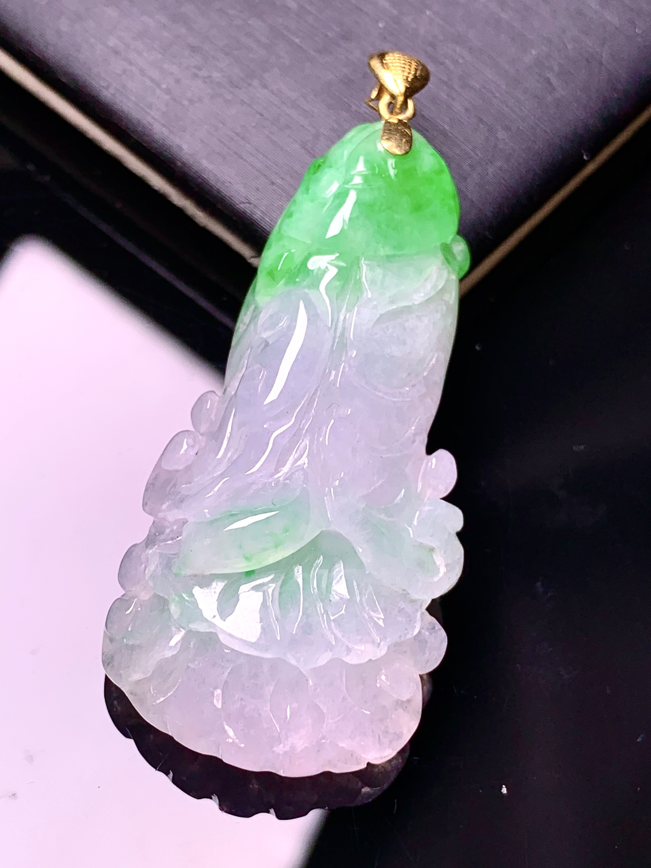 18k金镶嵌飘绿白菜吊坠 玉质细腻 色泽艳丽清新 水润亮眼 整体尺寸46.3*19.8*10.8 a