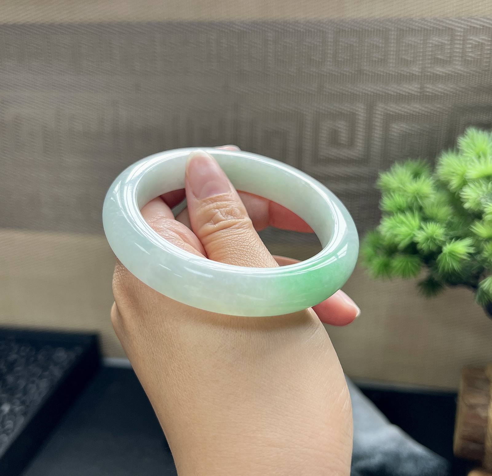 57圈口正圈飘绿翡翠手镯