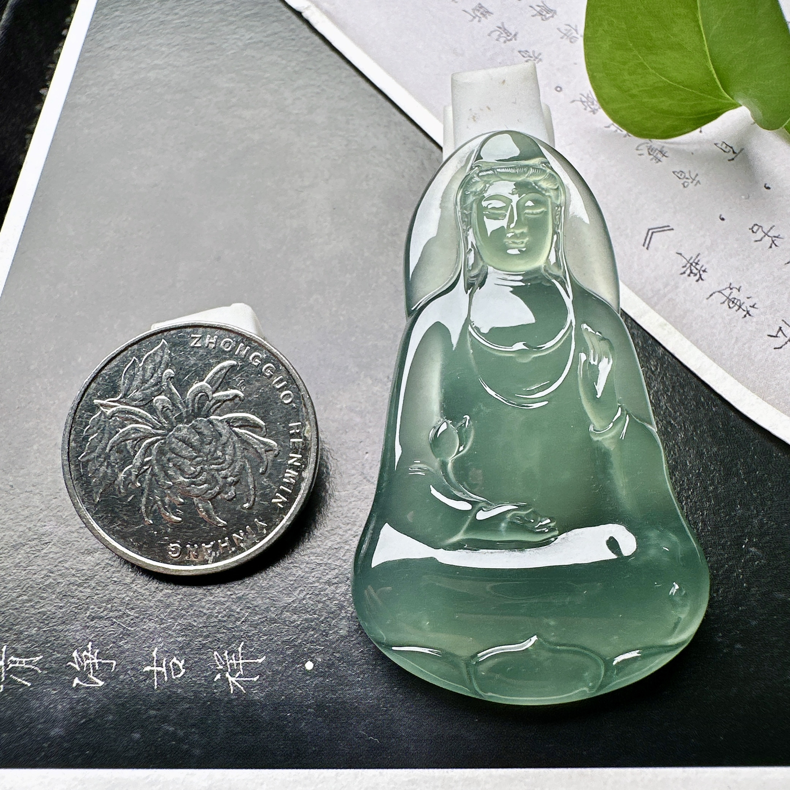 【冰种晴绿素衣观音】质地细腻，通透度上佳，冰感十足，适合佩戴。