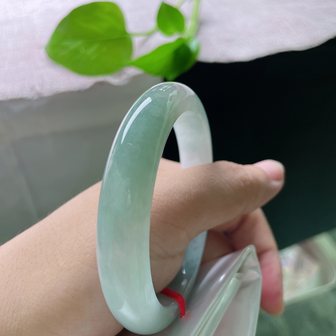57/11.9/8.4，浅绿底正圈，水润，细腻，种老，低调有内涵，无裂，ss50506a