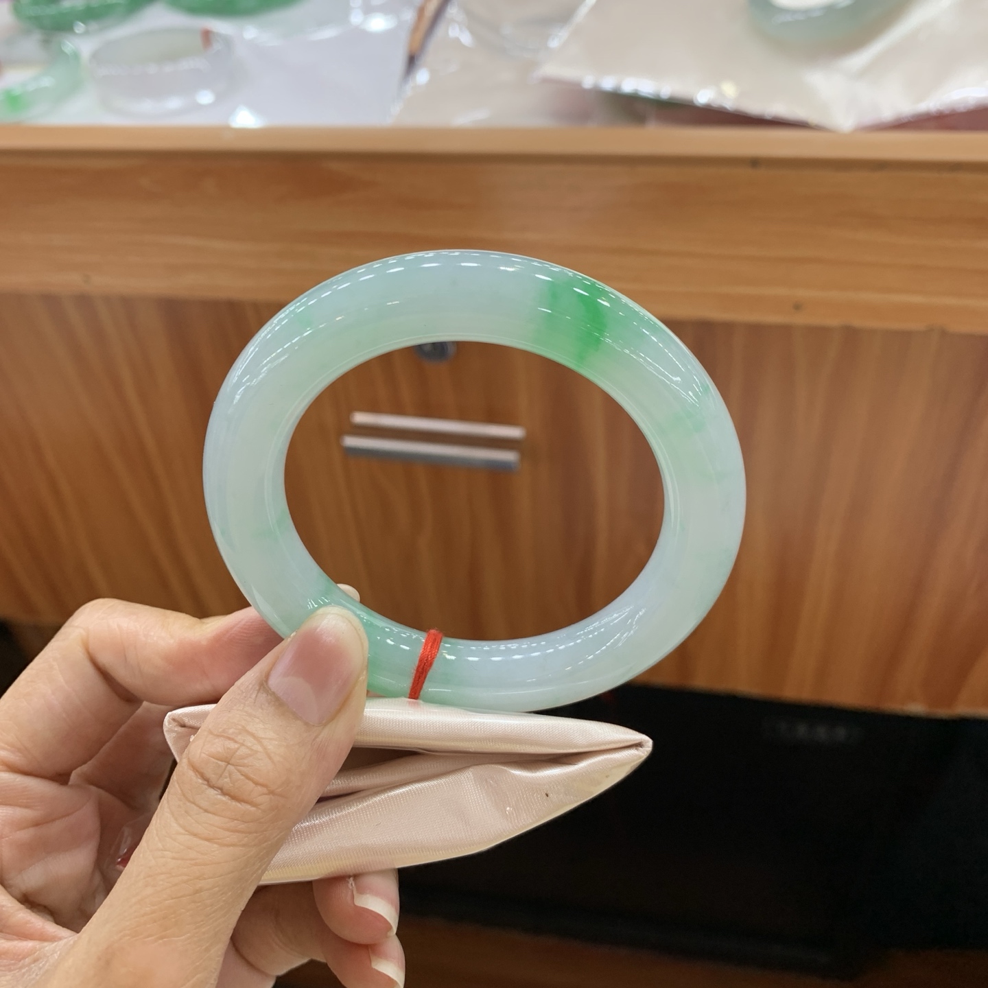 飘绿圆条翡翠手镯 56.5-11.6-11.5
