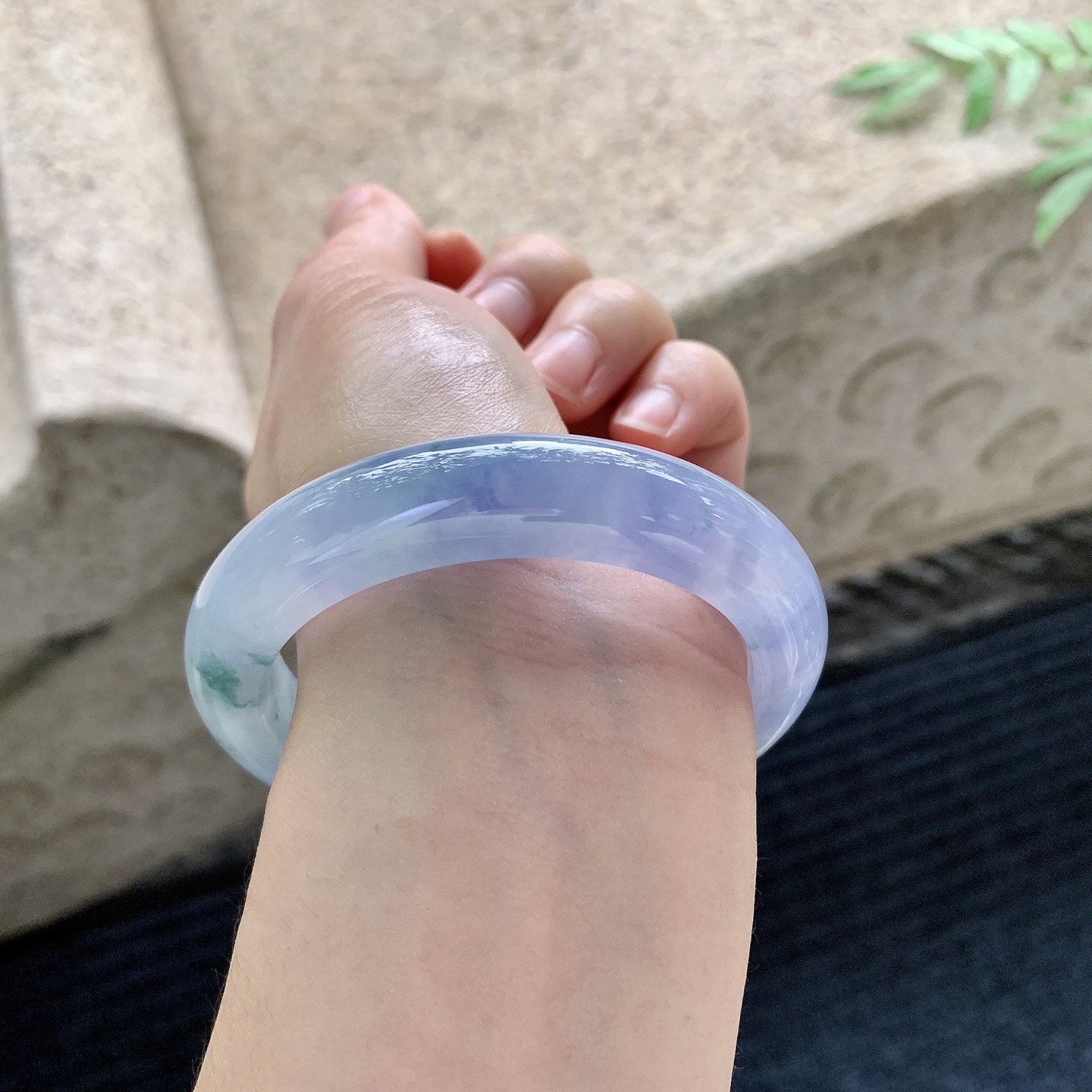 正圈 55，【圈口】55/11.8/9.3，【编码】A1062062，【描述】冰糯飘绿，水润，种老，细腻，无裂