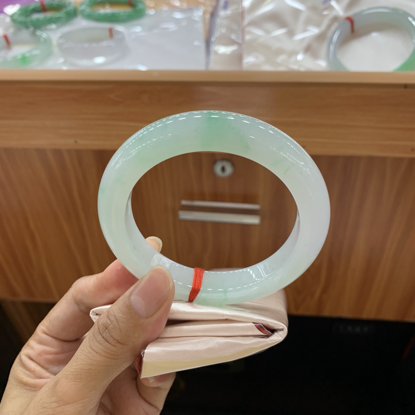 051904JJ 冰飘绿正圈大圈口翡翠手镯 60-12.1-10.6