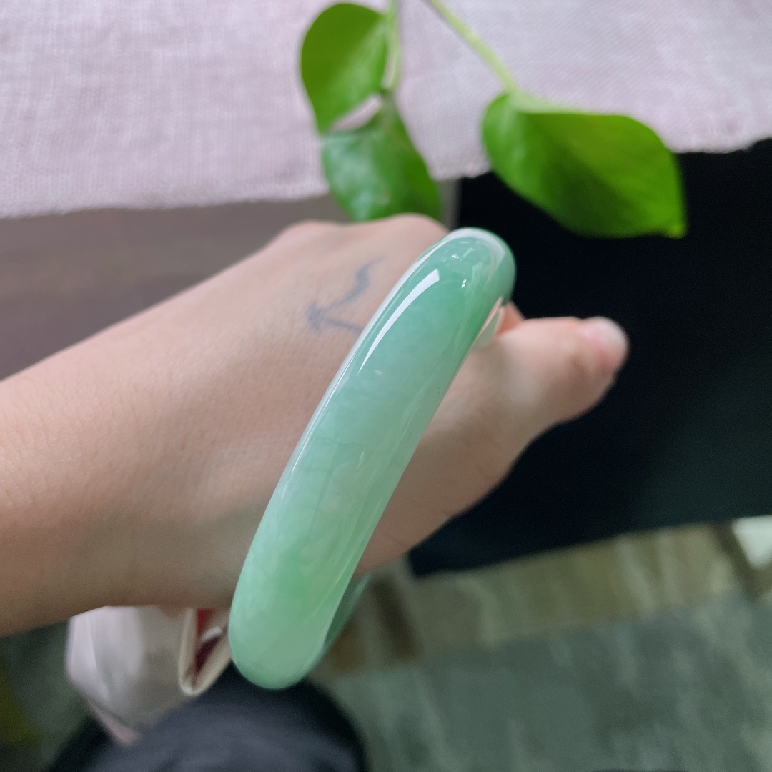 绿底正圈，水润肉细，甜美，皮纹不影响佩戴，镯型厚装，饱满，ss52486a