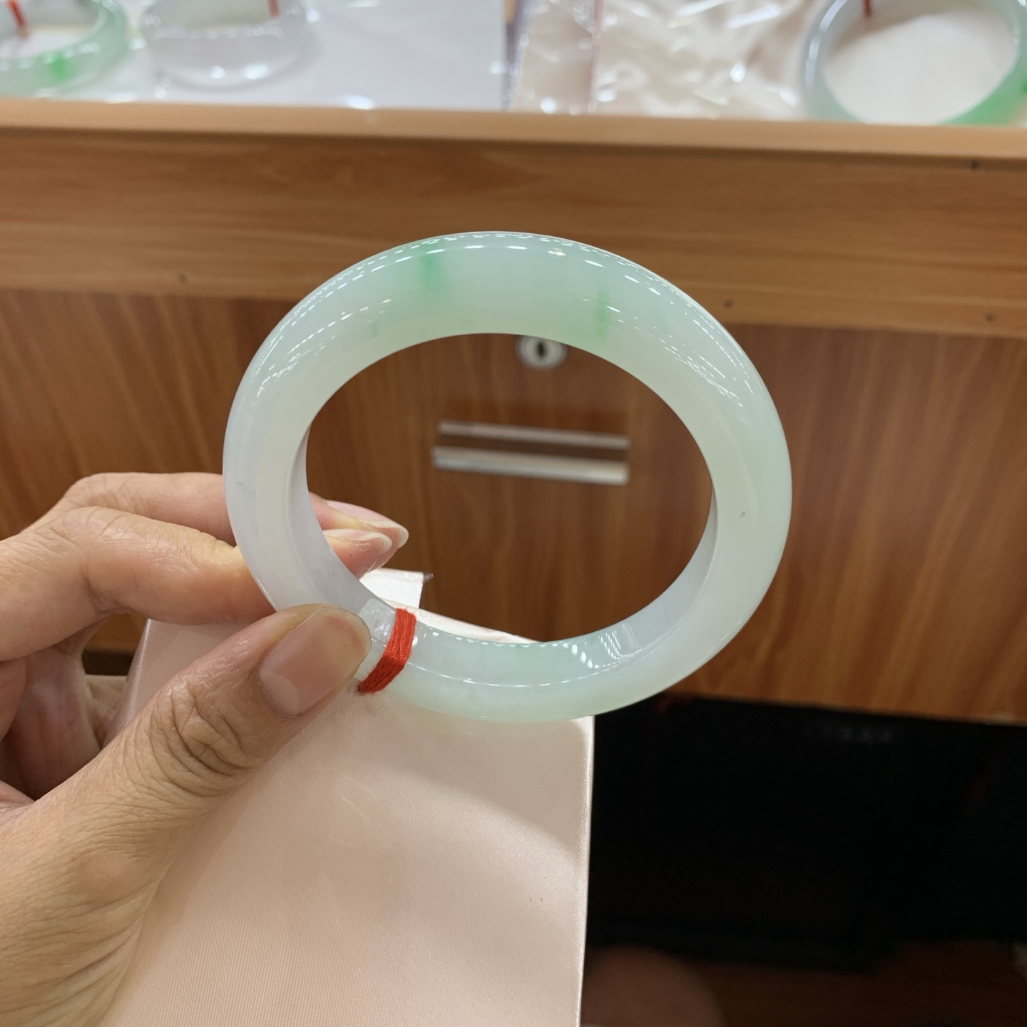 051904JJ 冰飘绿正圈大圈口翡翠手镯 60-12.1-10.6