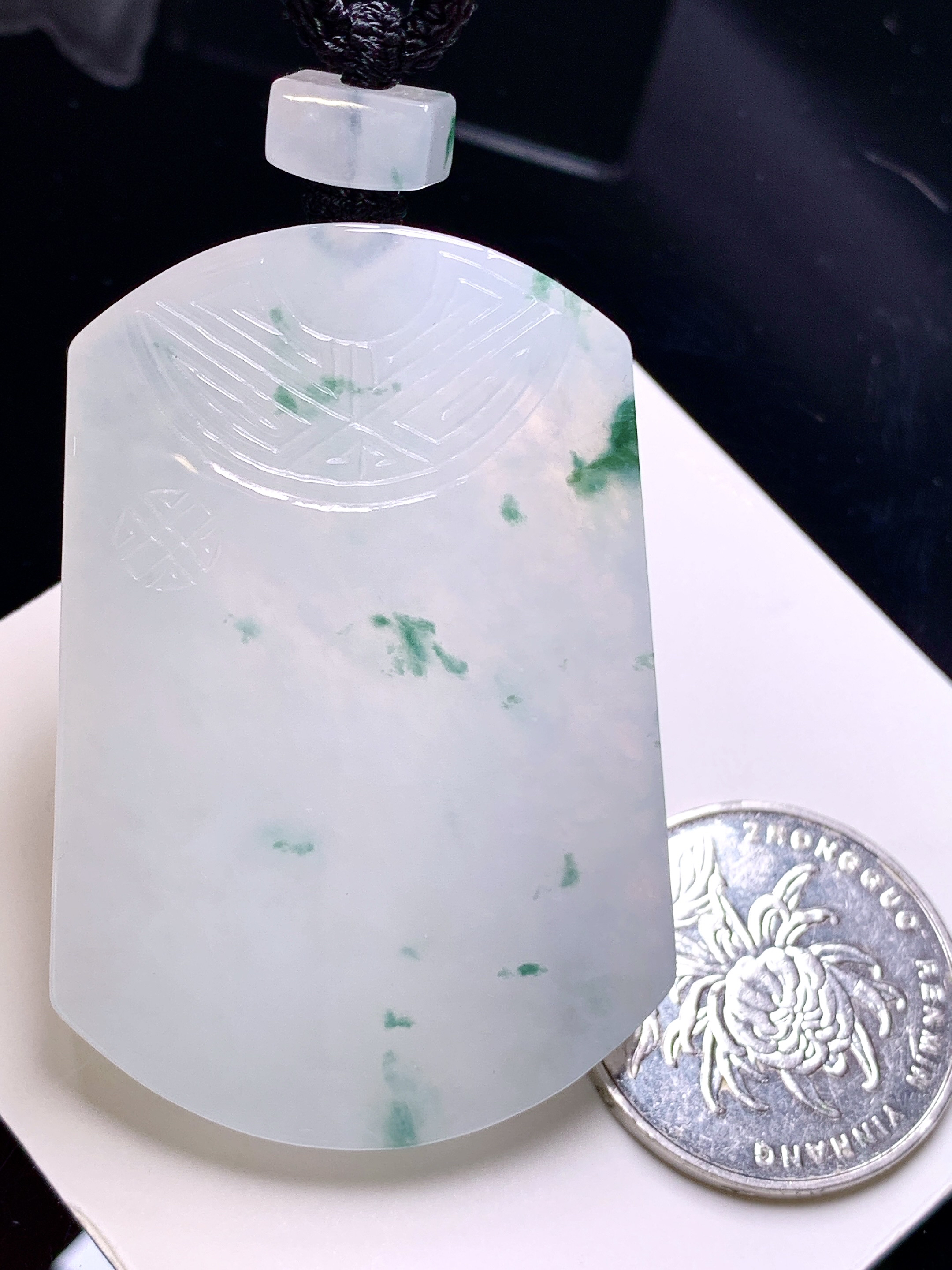 飘花无事牌吊坠 玉质细腻 色泽艳丽清新 水润亮眼 整体尺寸52*35.5*6 L1