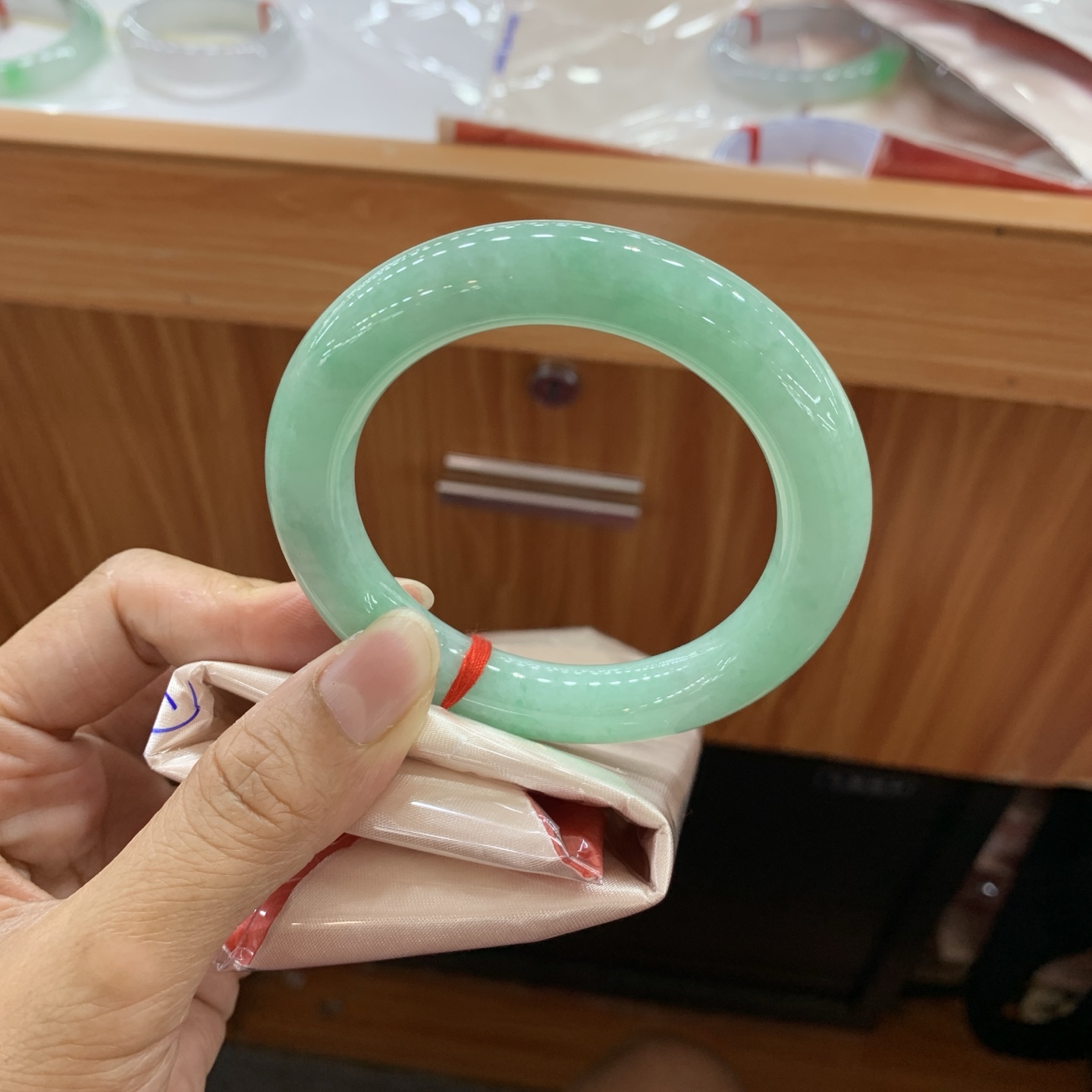 052006MMJ 豆绿圆条翡翠手镯 55.1-11.3