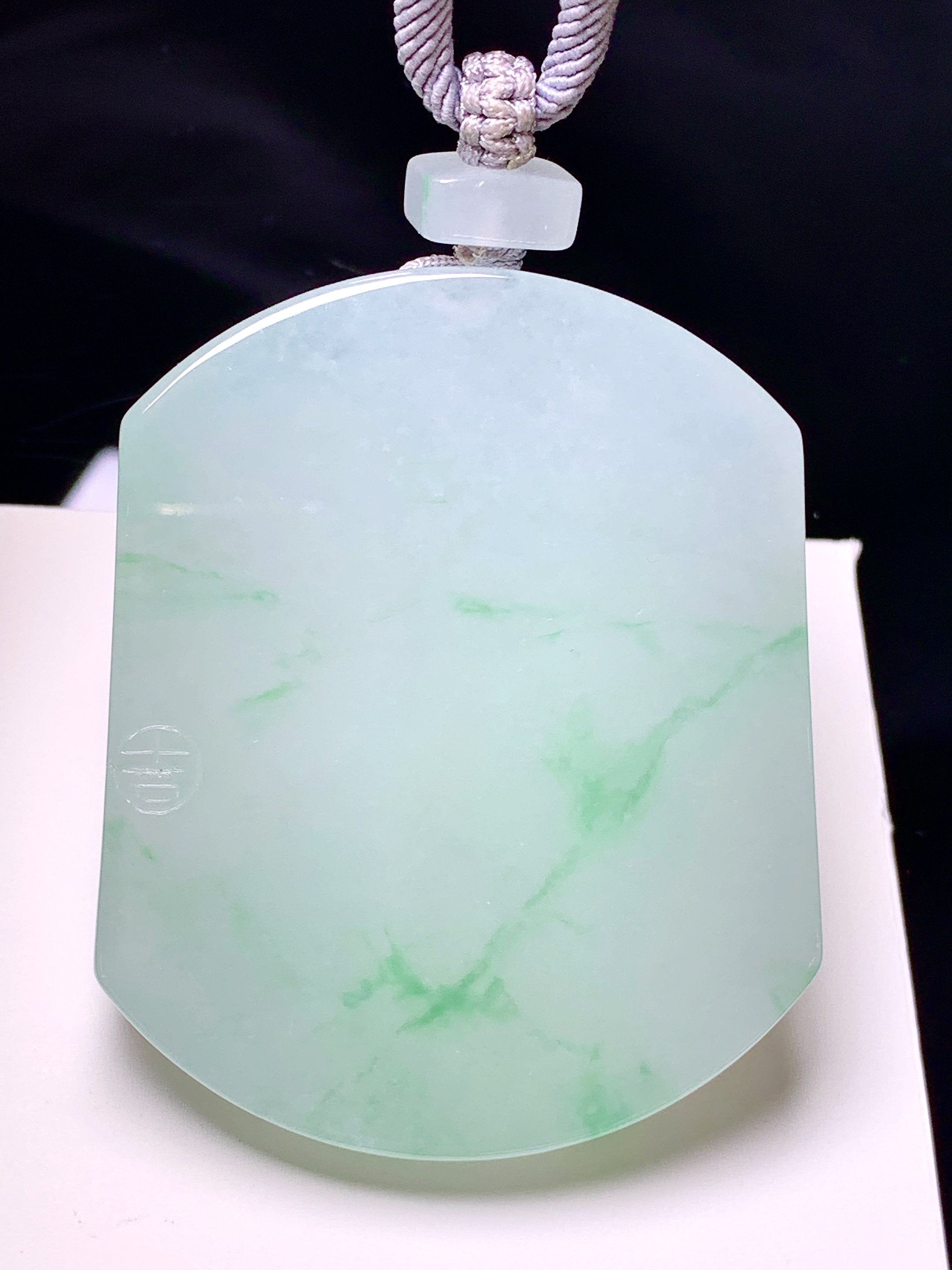 飘绿无事牌吊坠 玉质细腻 色泽艳丽清新 水润亮眼 整体尺寸53.8*44*6.5 a5