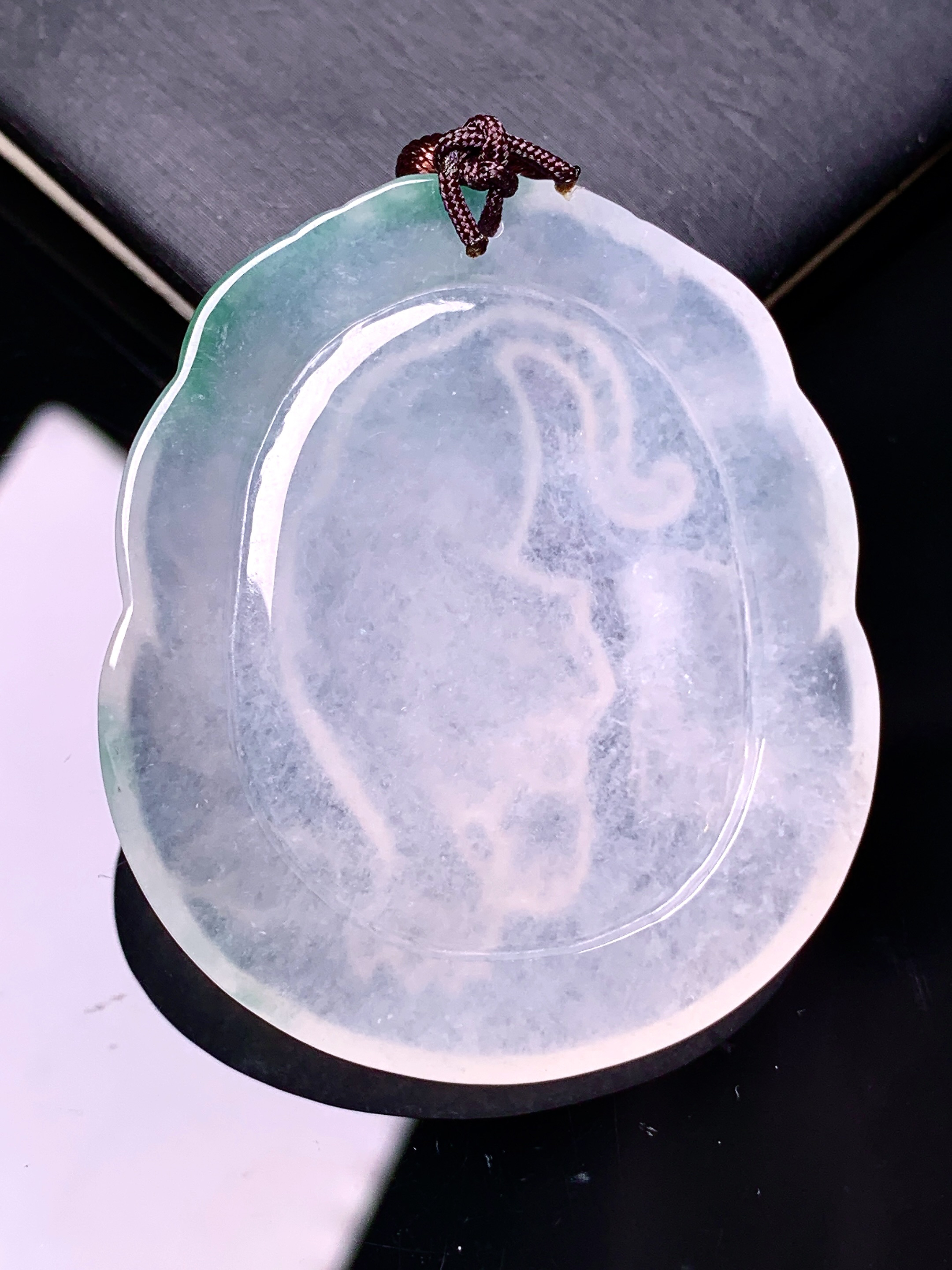 飘绿生肖虎吊坠 玉质细腻 色泽艳丽清新 水润亮眼 整体尺寸45.5*39.5*5.6 b2