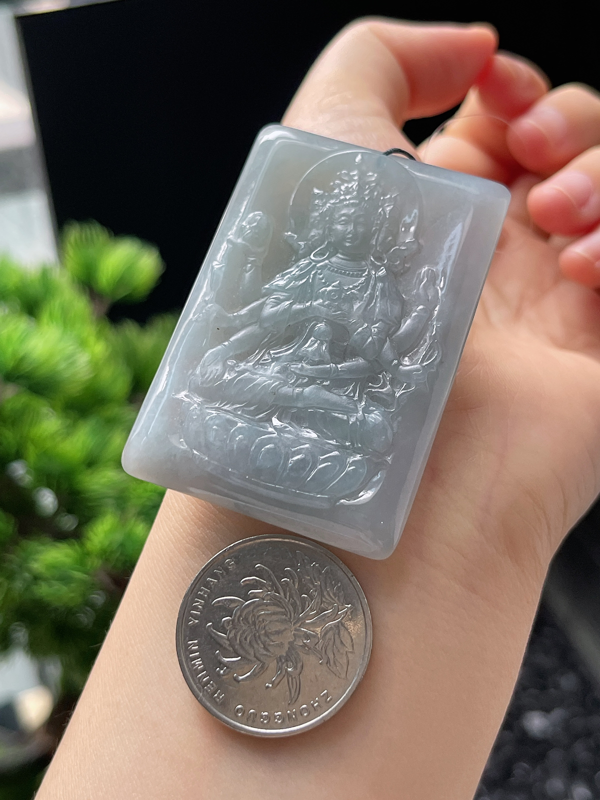 翡翠糯化种淡绿色吊坠