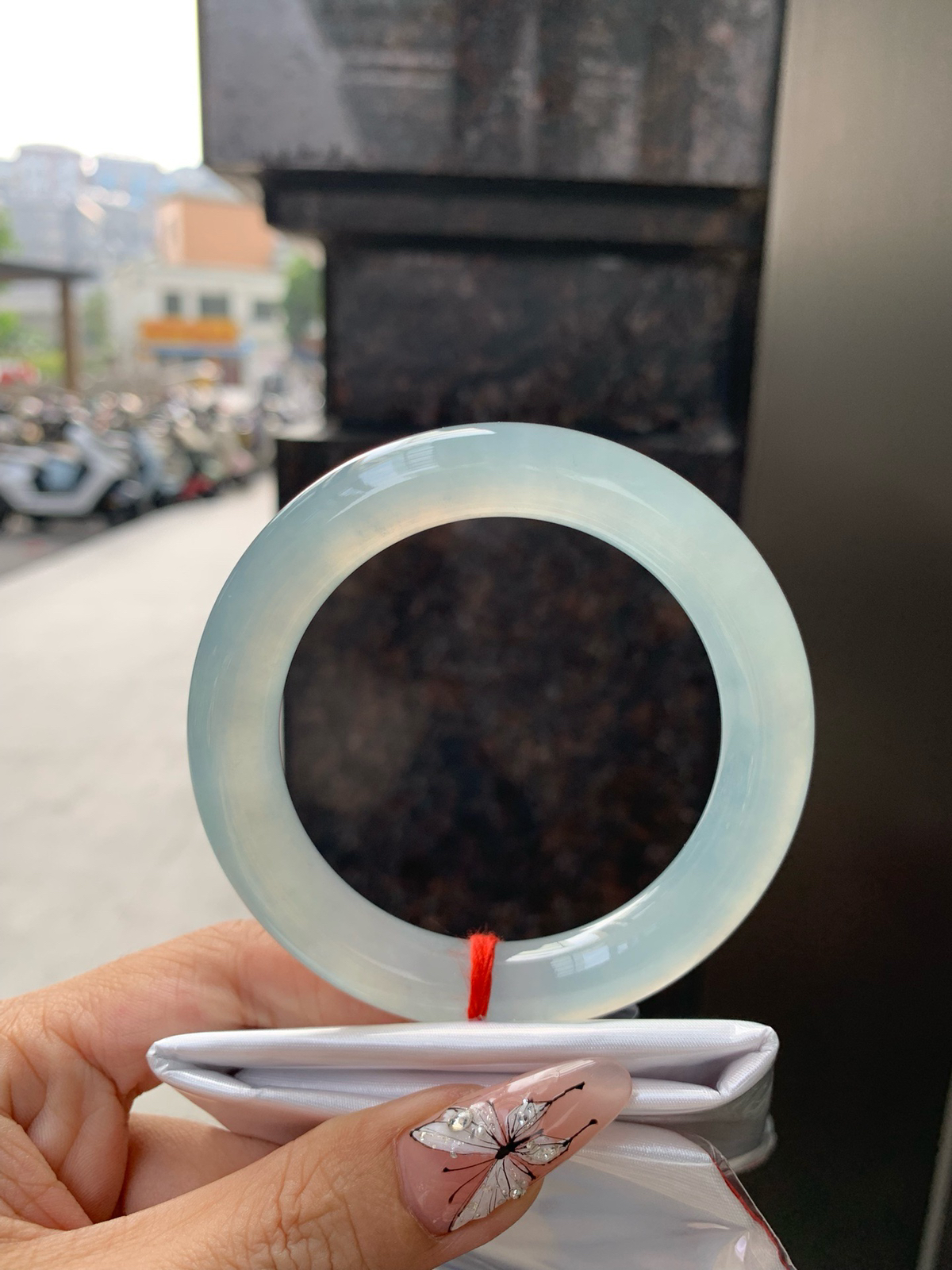 冰晴蓝圆条
无暇，底妆冰润细腻，千变万化的冰晴蓝底色，拥有海的颜色，却散发着星空的光芒，这是一只来自冰川蓝的清冷气质仙女镯。