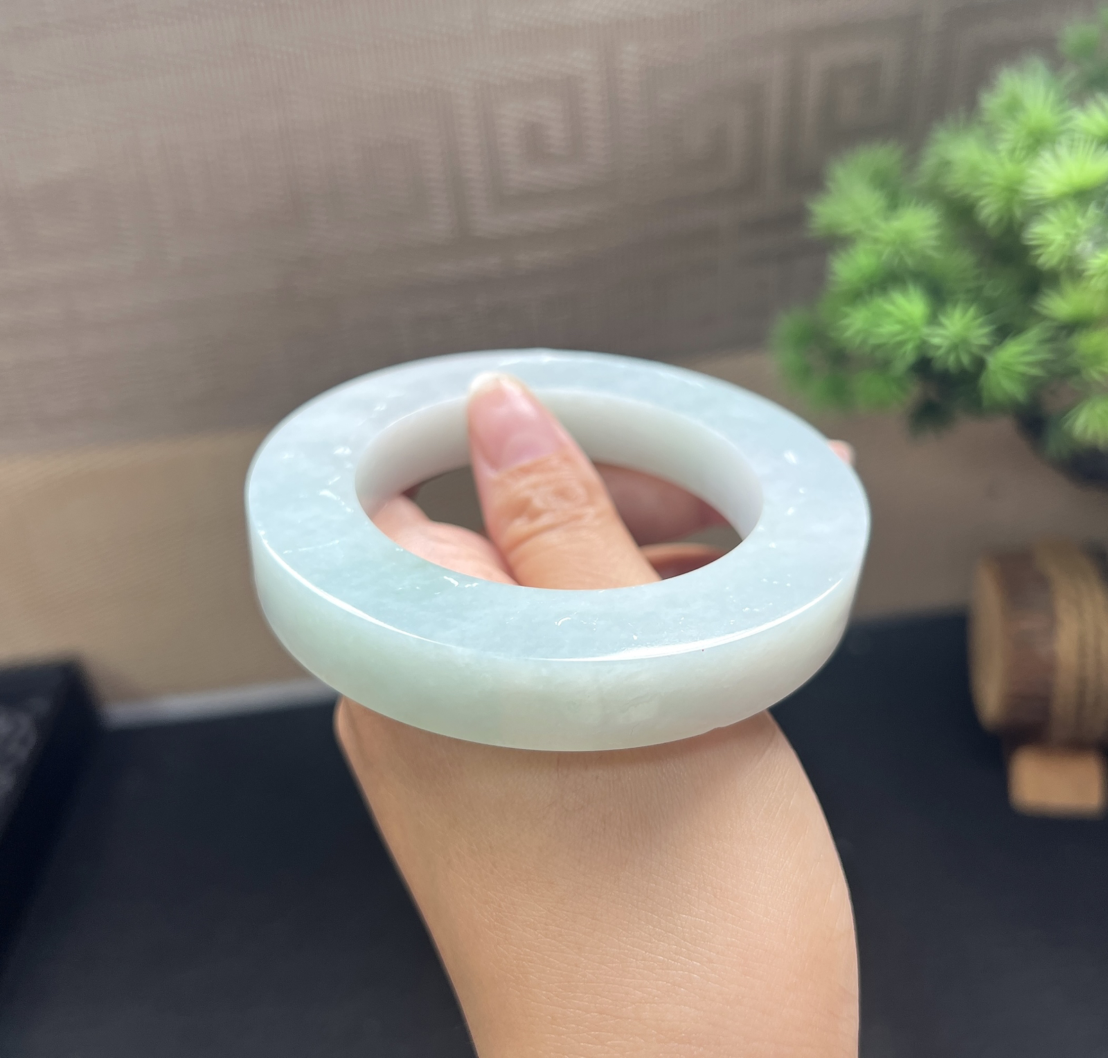 淡绿翡翠镯胚，⭕️82-55-13-13.5，可做54-66正圈