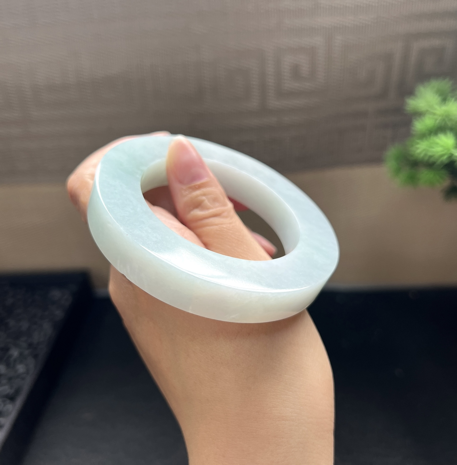 淡绿翡翠镯胚，⭕️82-55-13-13.5，可做54-66正圈
