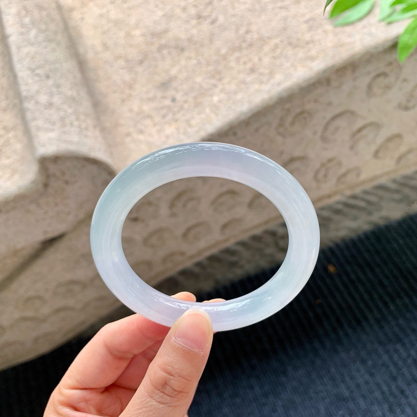 圆条55 56
【圈口】56/10.5/10
【描述】晴底，清透，水润，种老，细腻，无纹裂！